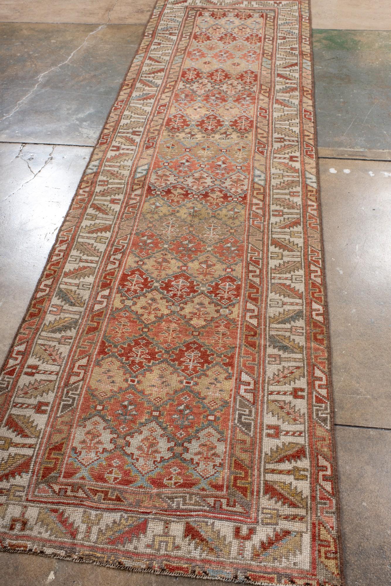Antigua alfombra kurda con medallones geométricos Persa en venta