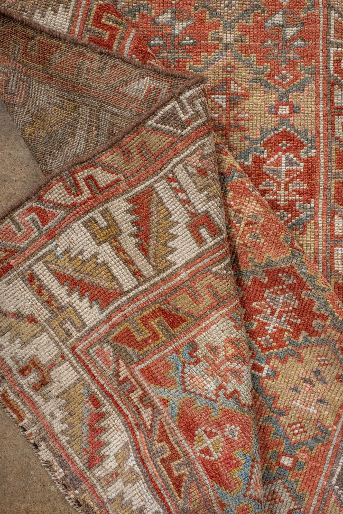 Antigua alfombra kurda con medallones geométricos en venta 1