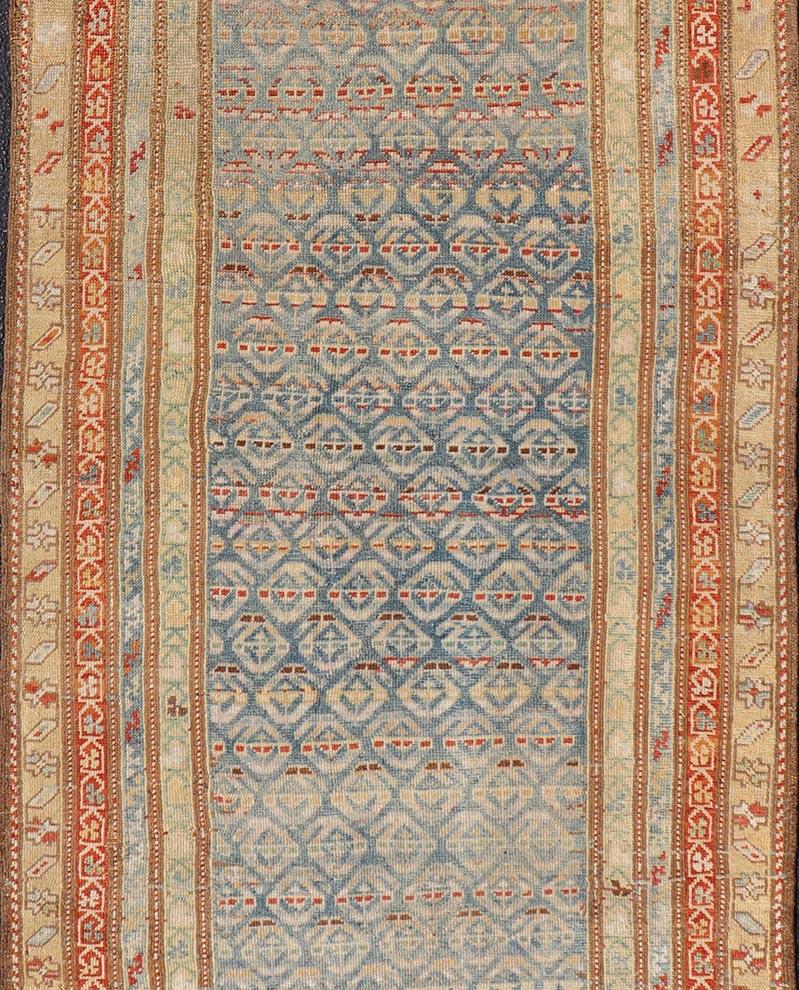 Malayer Antico runner curdo con motivi geometrici e una tavolozza di colori tenui 3'6 