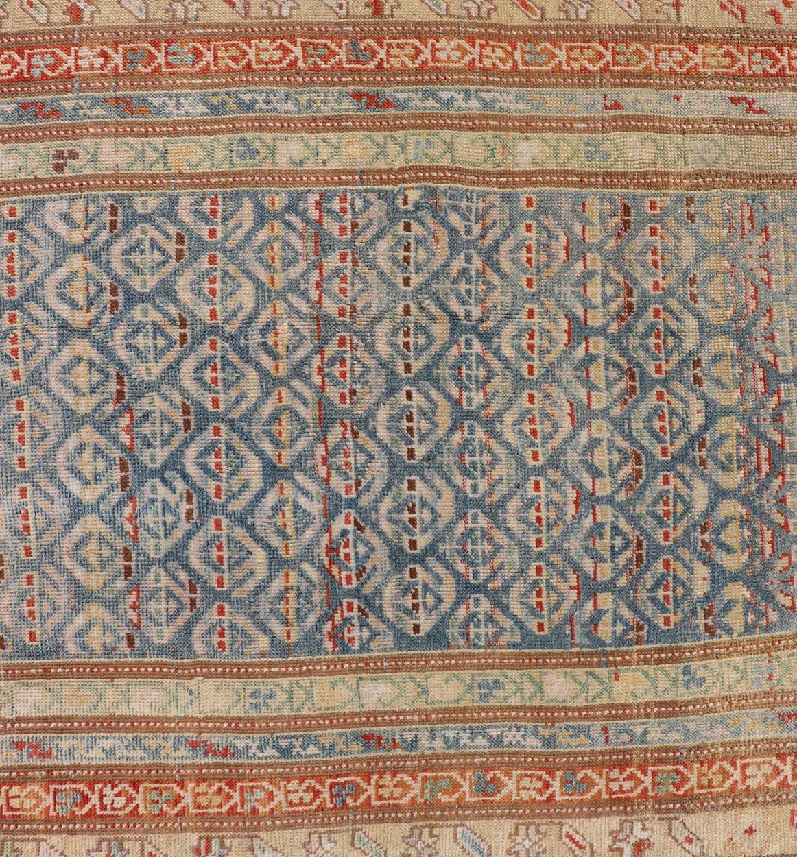 Antico runner curdo con motivi geometrici e una tavolozza di colori tenui 3'6 