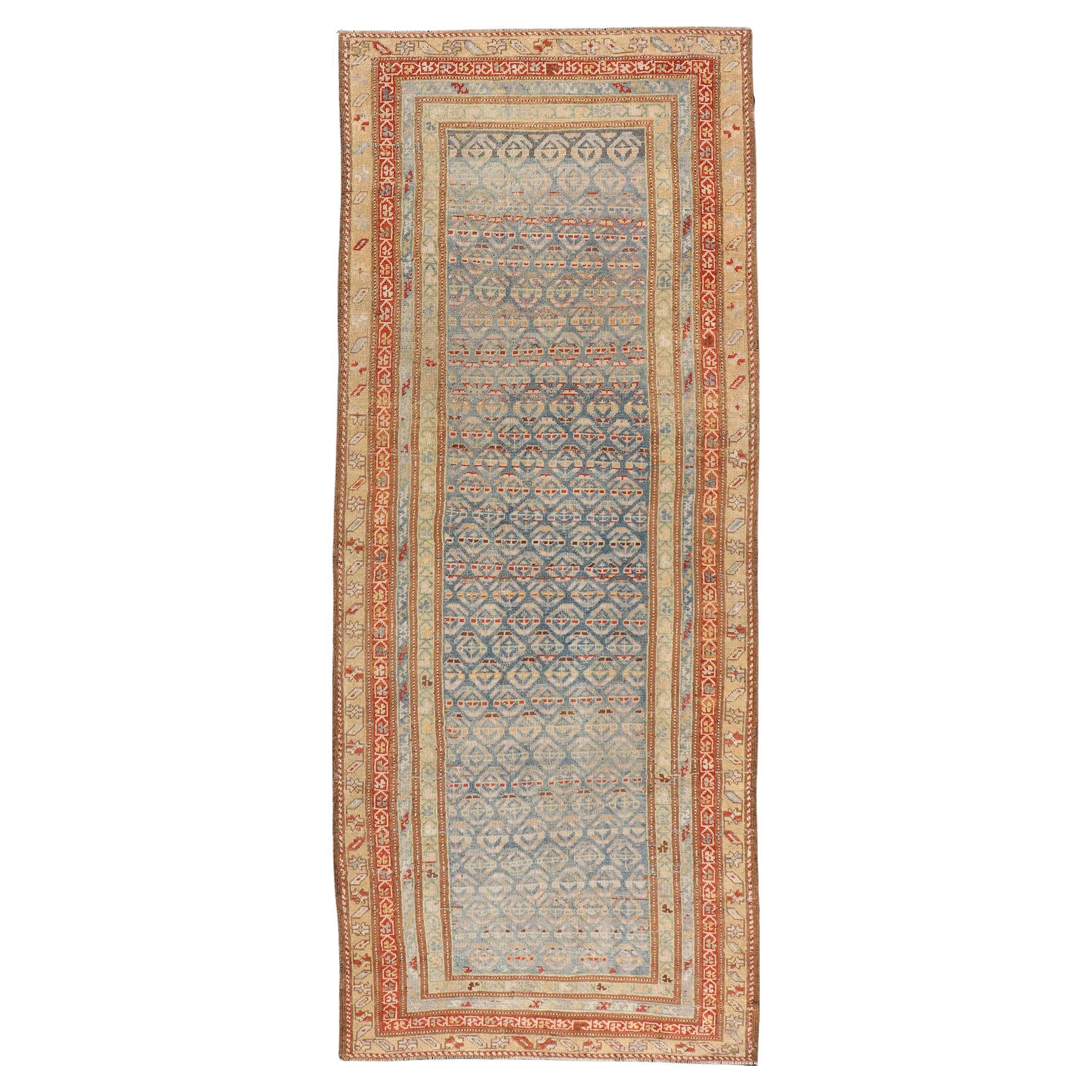 Antico runner curdo con motivi geometrici e una tavolozza di colori tenui 3'6 "x10'0" in vendita
