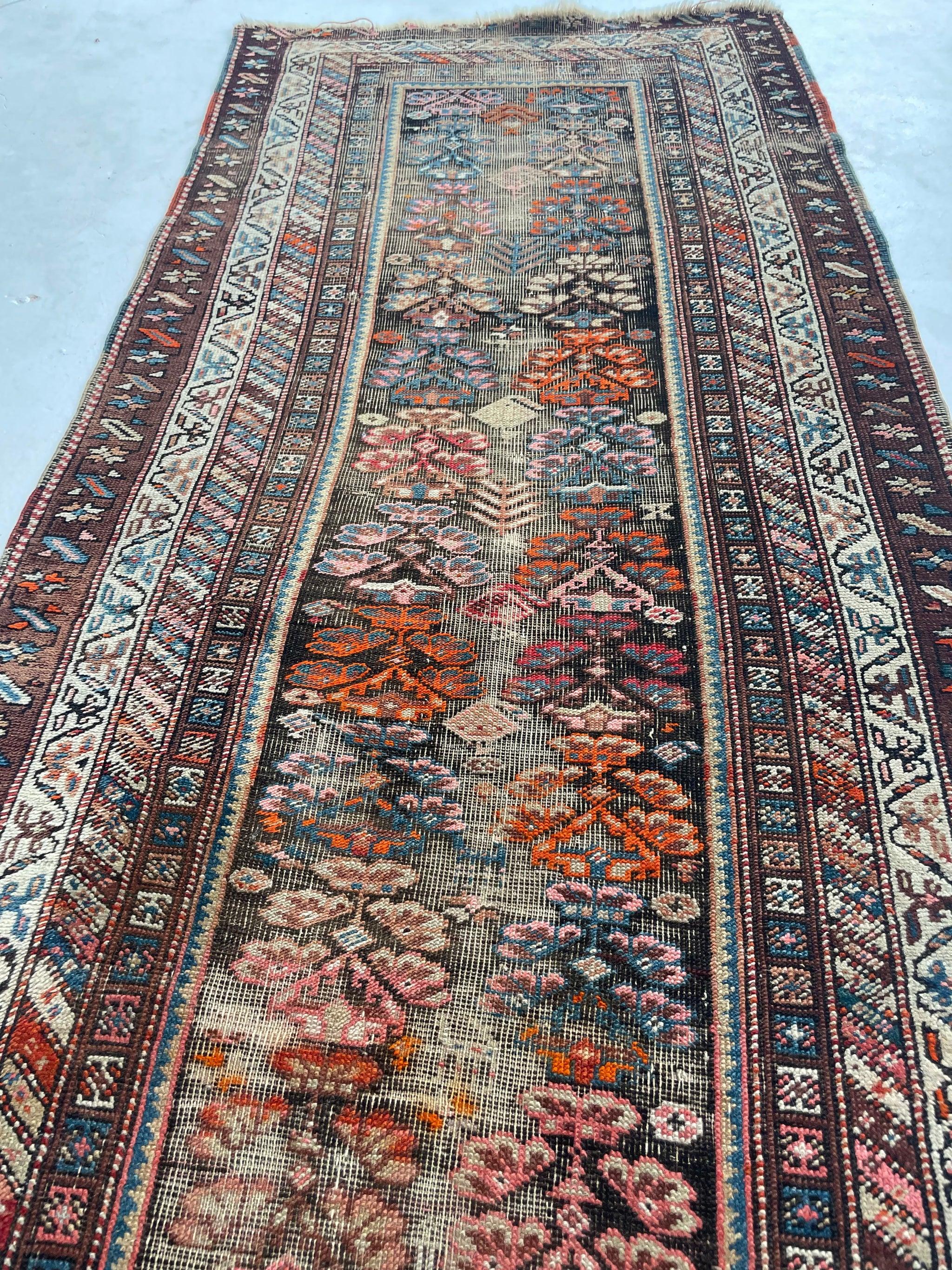 Antiker kurdischer Läufer mit oxidierten Browns, Pinks, Tangerine, ca. 1930er Jahre (Handgeknüpft) im Angebot