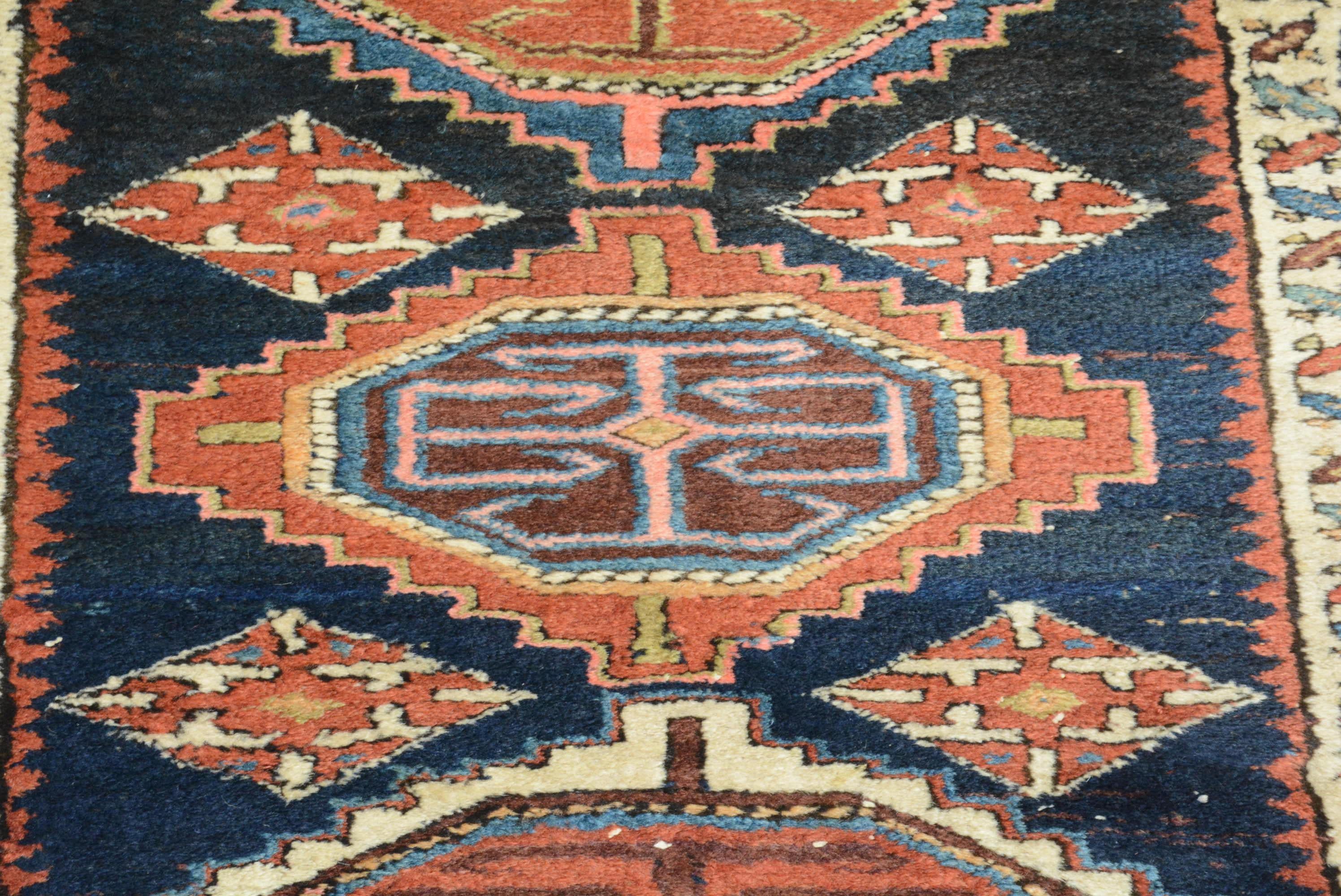 Tapis de couloir ancien kurde Souj Boulak Excellent état - En vente à Closter, NJ