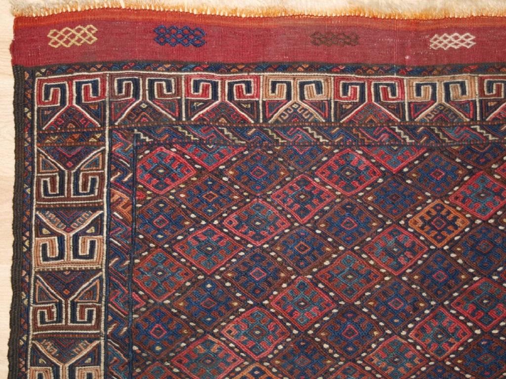 Antico soumak kilim dei curdi Quchan della provincia di Khorassan, Persia orientale
Circa 1900

Il soumak è tessuto con il tradizionale disegno a rombi che si trova spesso sui sacchi di grano del Quchan Kurd. La trama è fine e il bordo con fondo