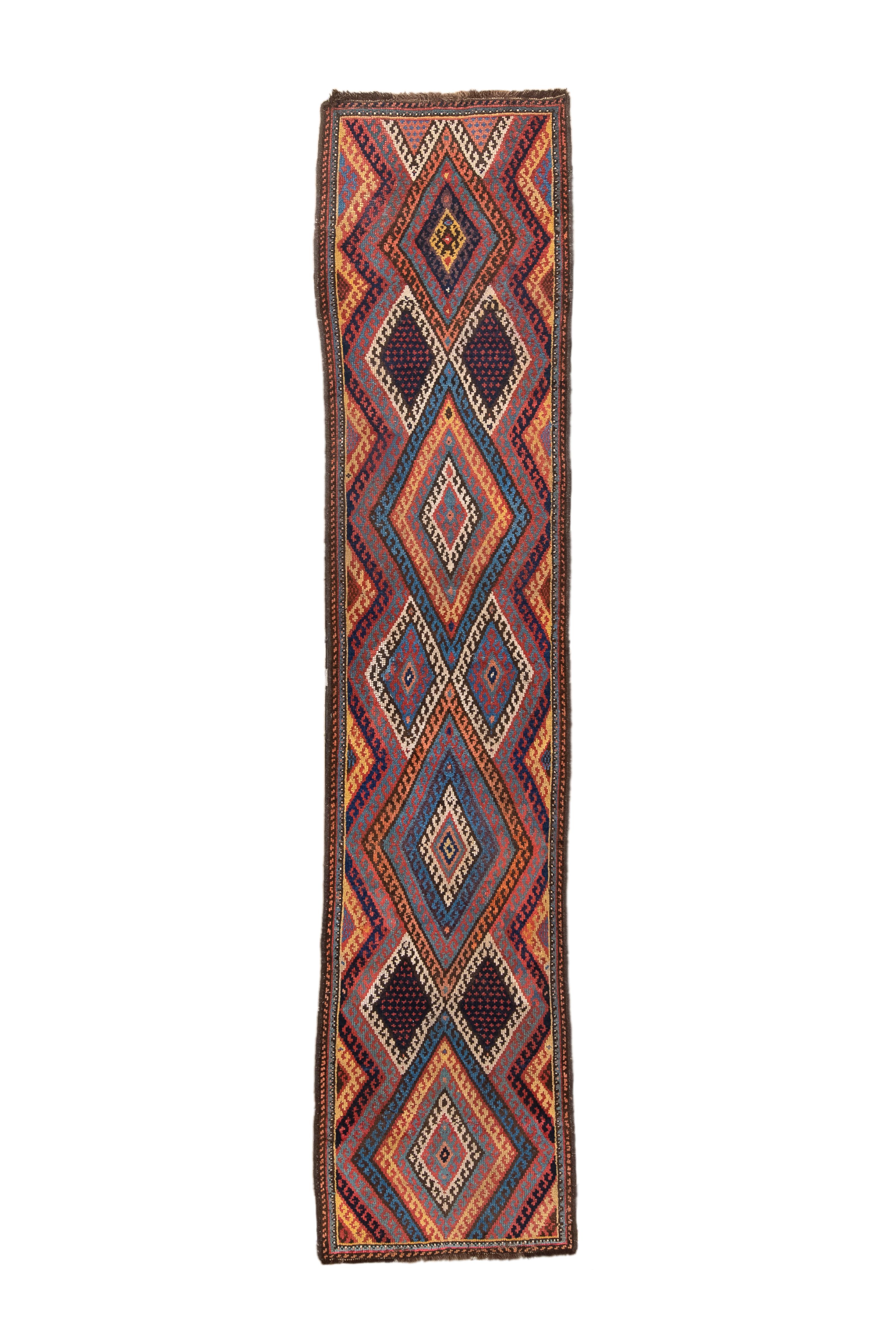 Realizzato nel cuore del Kurdistan iraniano intorno al 1900, questo squisito tappeto curdo incarna un ricco arazzo di tradizione e maestria. Con una dimensione di 2 piedi per 9 piedi e 6 pollici, le sue dimensioni compatte nascondono un design
