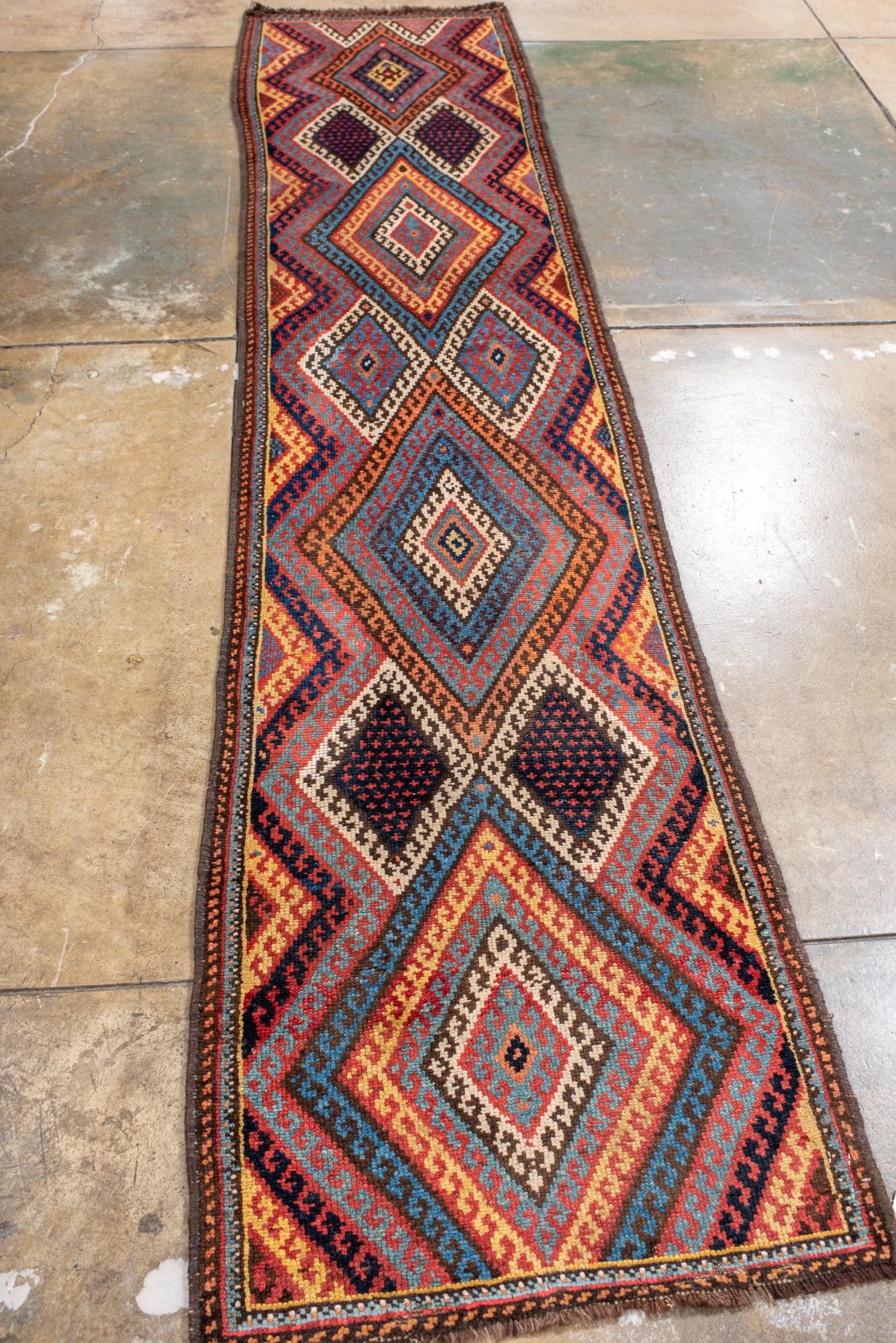Persiano Antico tapis roulant curdo con motivo geometrico in vendita