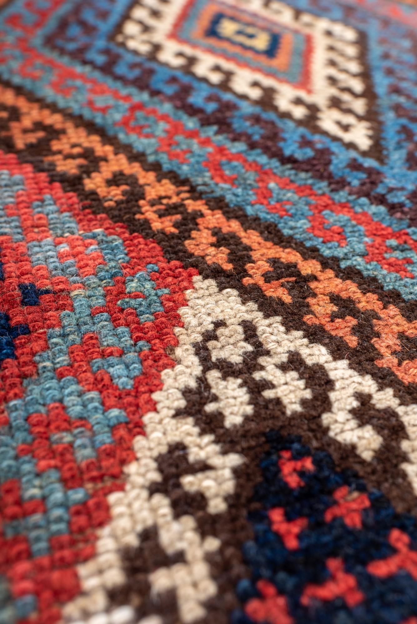 XX secolo Antico tapis roulant curdo con motivo geometrico in vendita