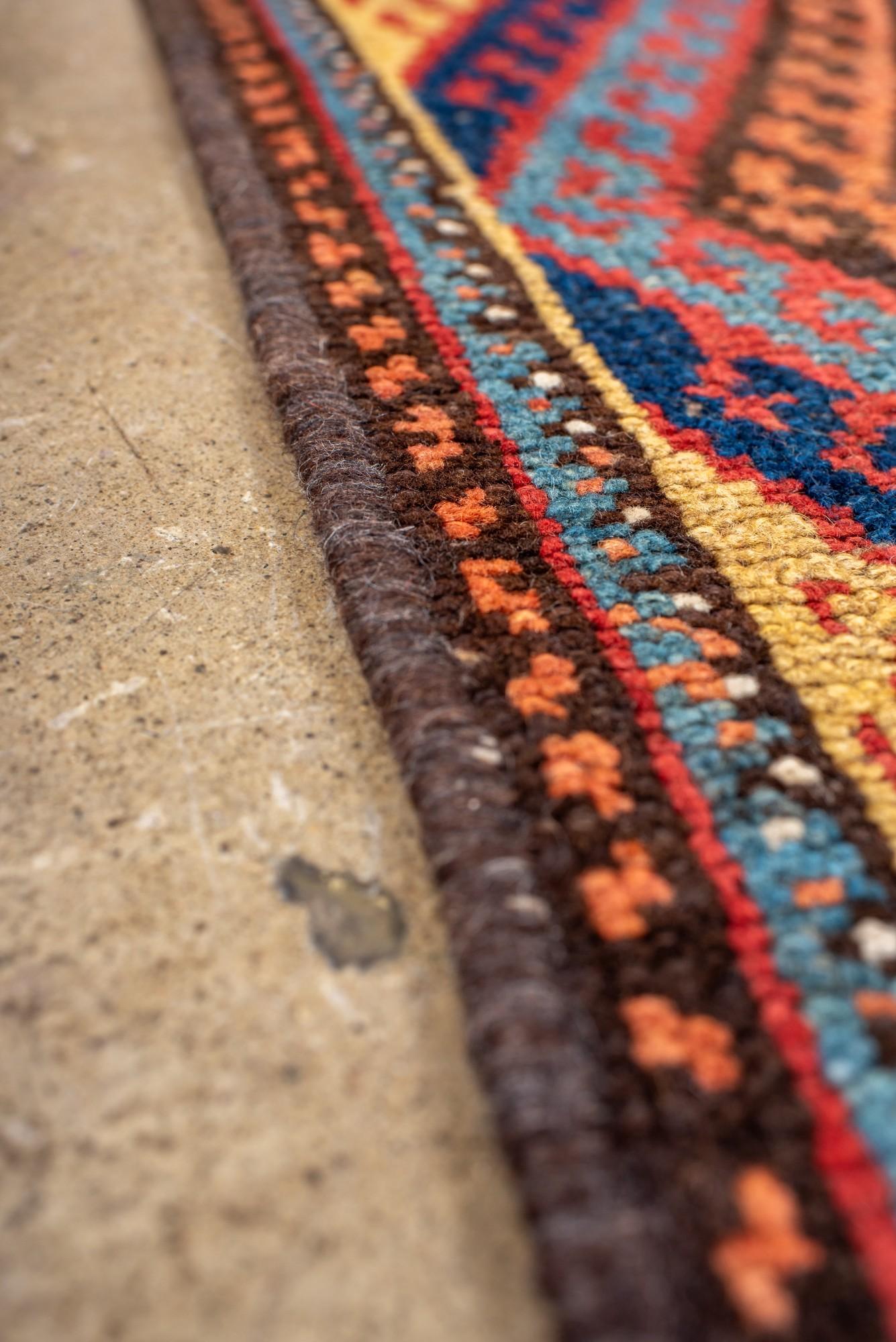 Lana Antico tapis roulant curdo con motivo geometrico in vendita