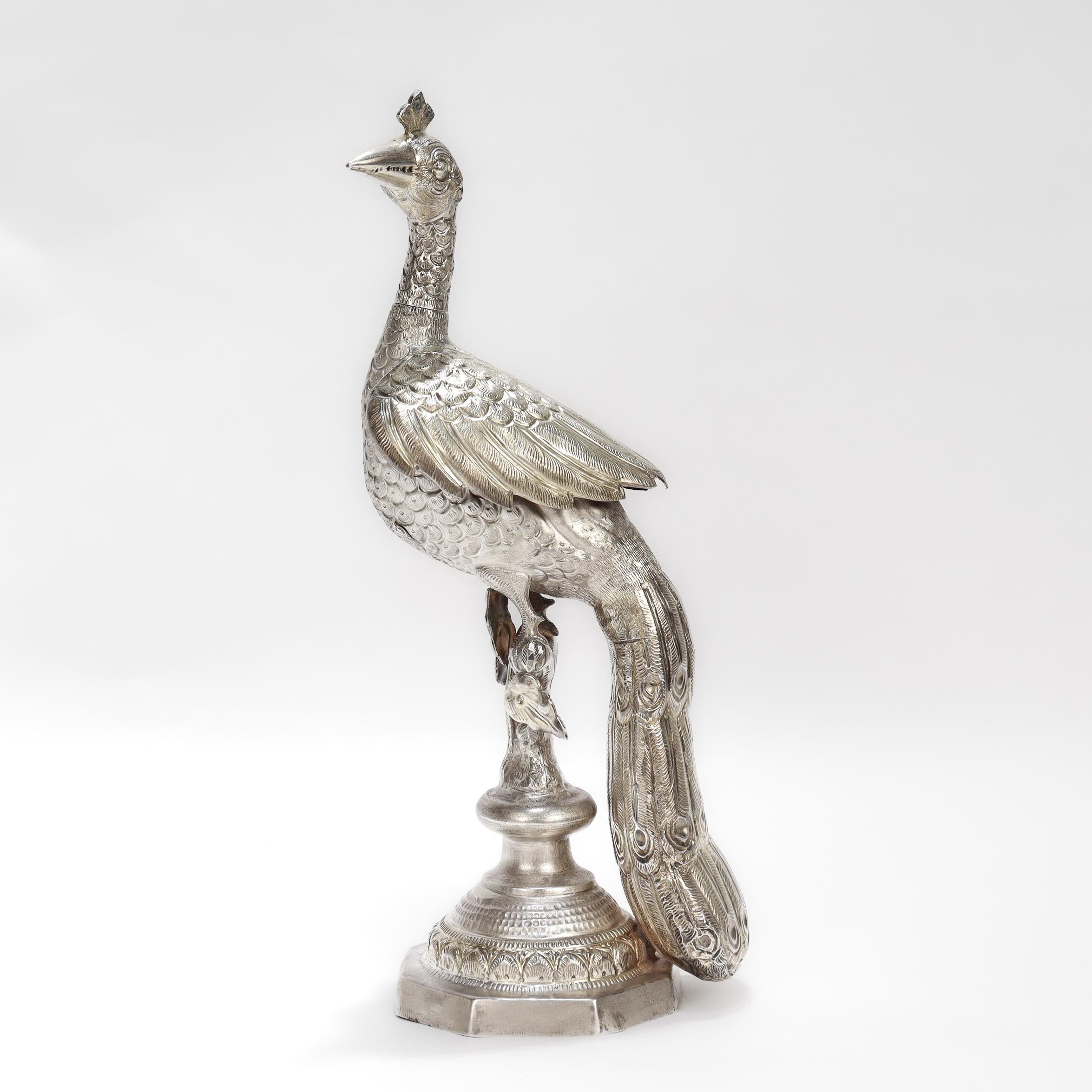 Eine feine antike figurale Silberrose Wassersprinkler.

Wahrscheinlich Kutch-indisch oder osmanisch.

Aus massivem Silber.

In Form eines Pfaus oder eines Paradiesvogels, der auf einer Vogelstange steht.

Mit abnehmbarem Gewindehals und