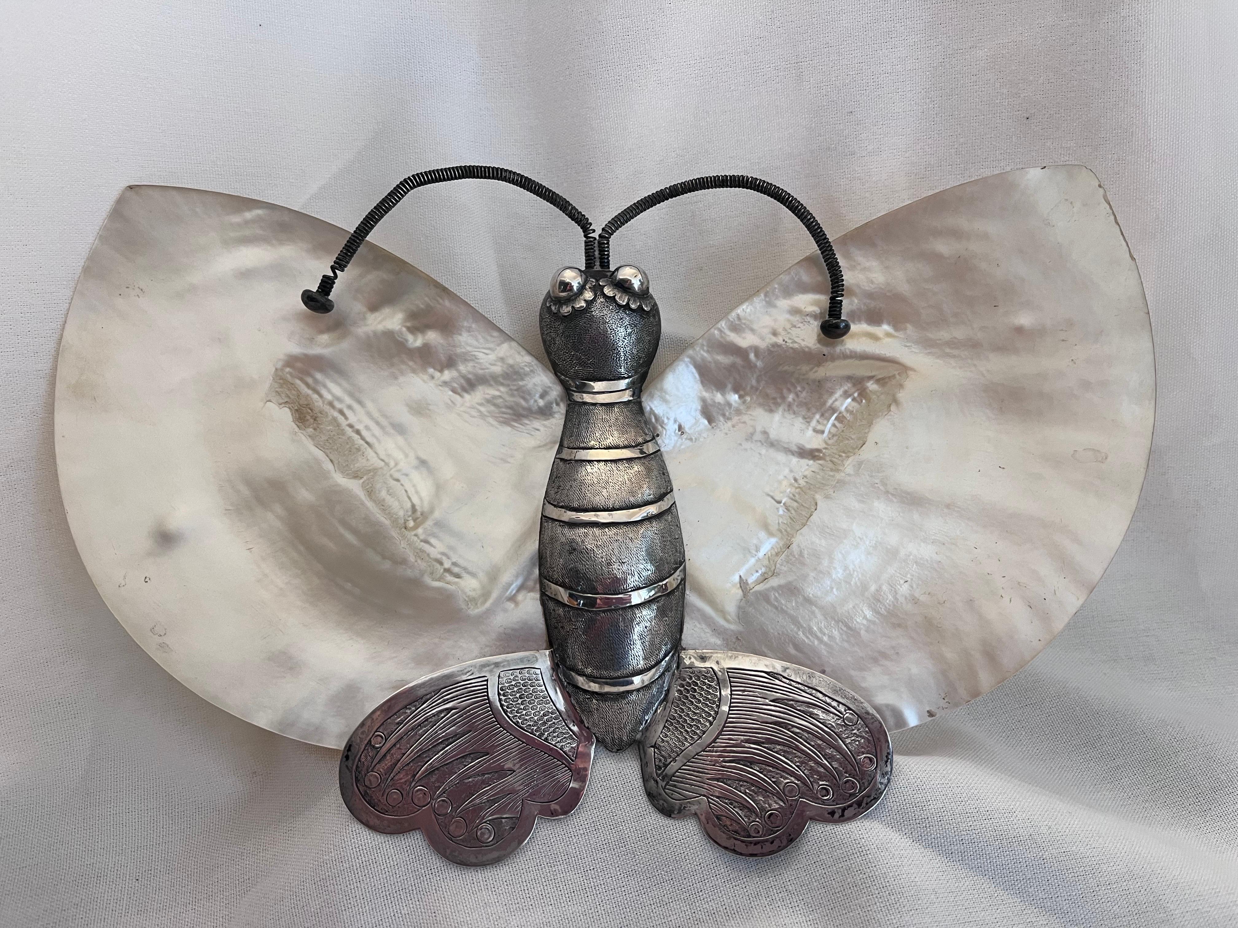 An antique silver and pinctada shell Chinese sweetmeat or caviar serving dish in the style of Kwan Wo. The double pinctada (a pearl oyster species) shell wings are gently formed with a delicate point on either top of the wing. The body is silver