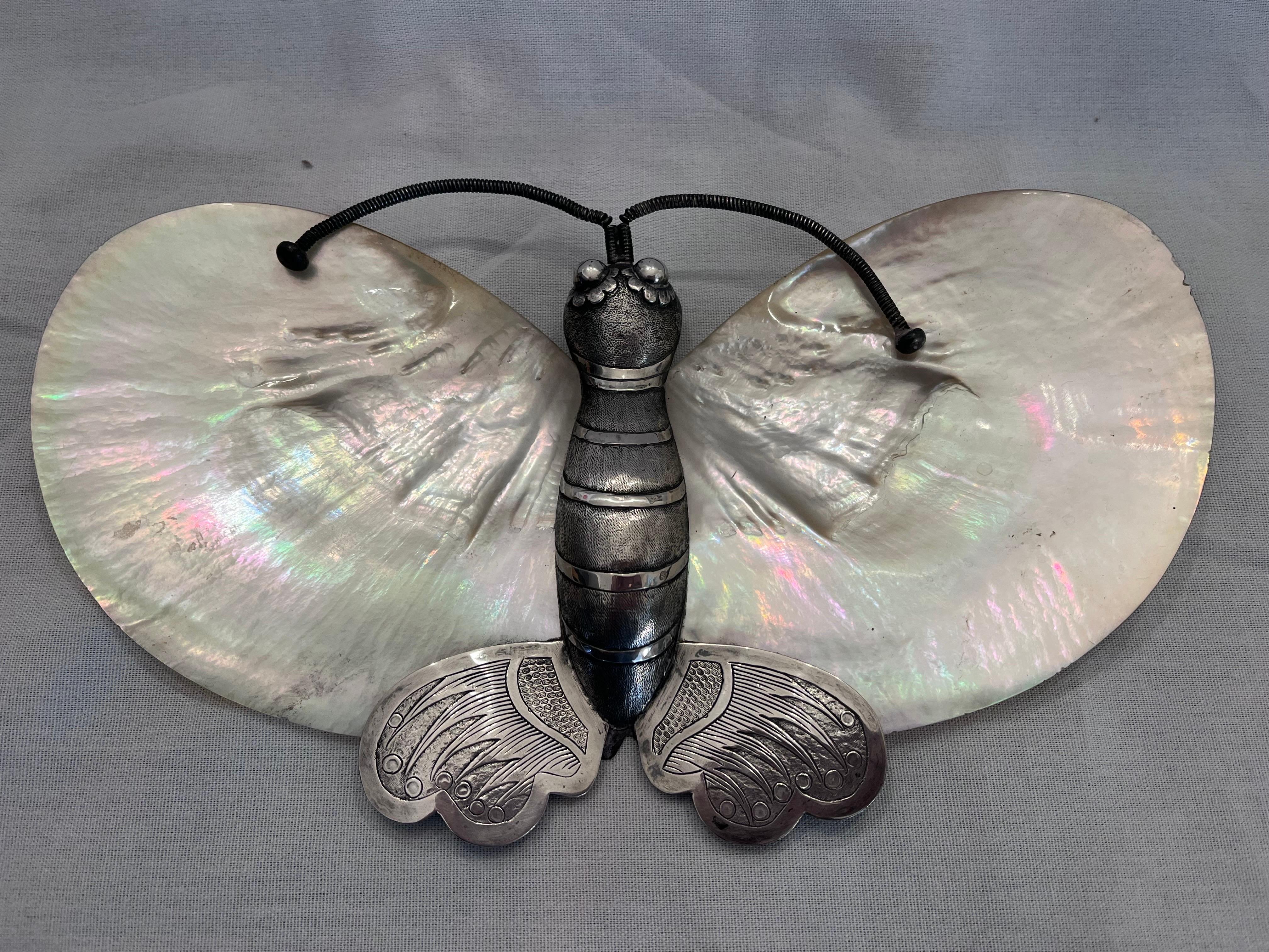 An antique silver and pinctada shell Chinese sweetmeat or caviar serving dish in the style of Kwan Wo. The double pinctada (a pearl oyster species) shell wings are gently formed with a delicate, rounded wing. The body is silver with incised and