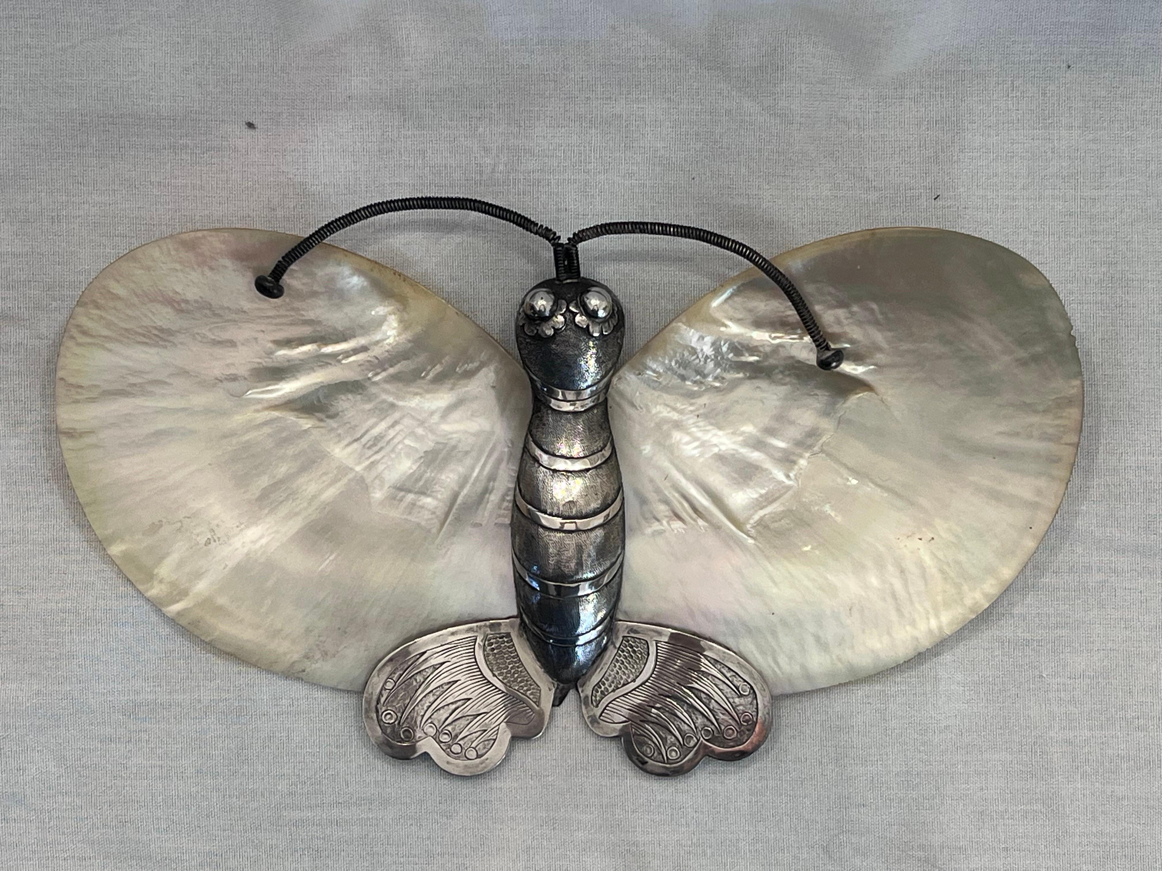 Antique Kwan Wo Style Chinese Silver and Shell Butterfly Sweetmeat Caviar Dish In Good Condition In Atlanta, GA