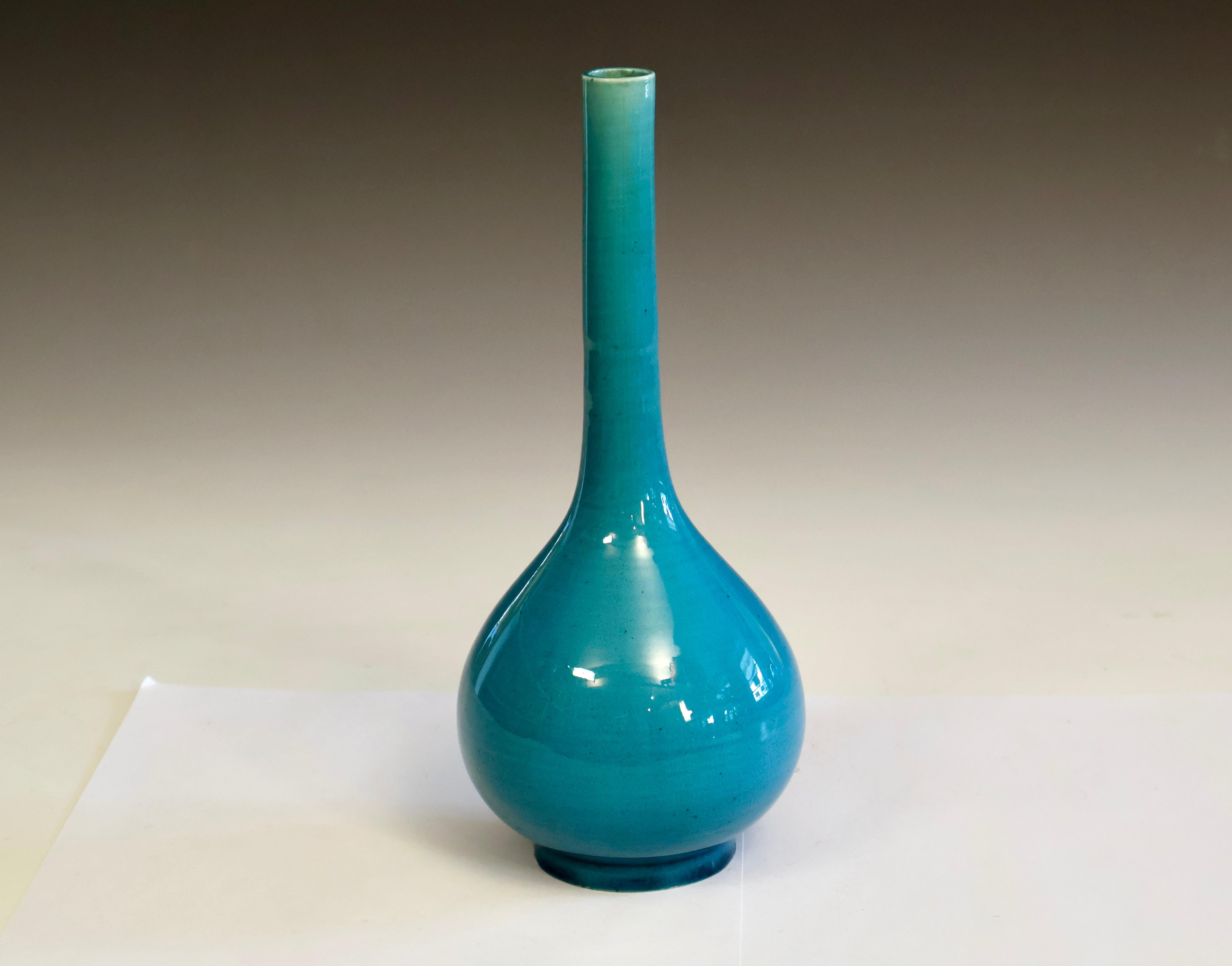 Antico vaso a bottiglia Kyoto-Awaji con smalto crepla blu turchese. Eleganza della forma e grande smalto traslucido blu turchese. Circa 1910. Altezza 8 3/4
