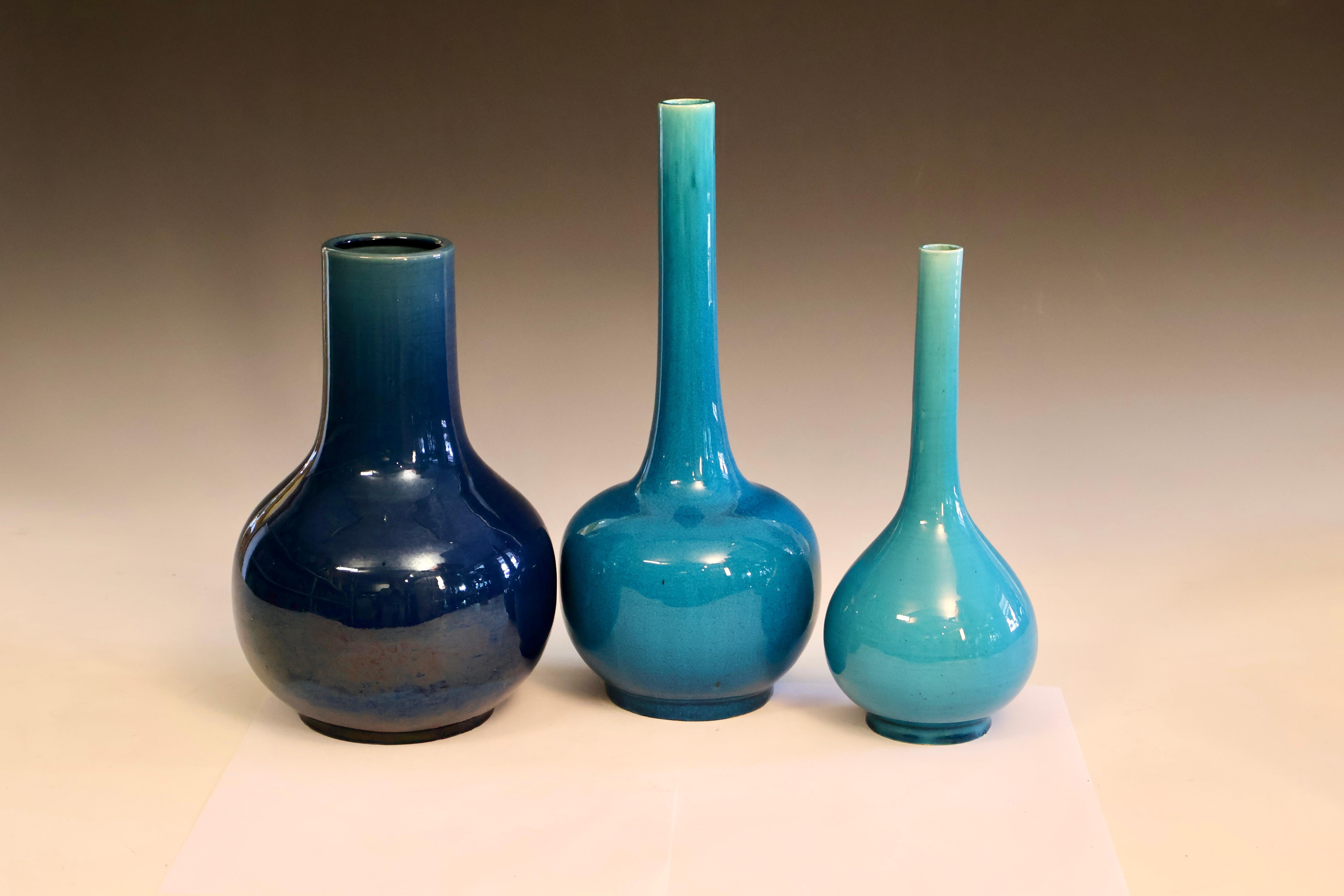 Terracotta Antico vaso a bottiglia Kyoto-Awaji con smaltatura blu turchese a crepe in vendita