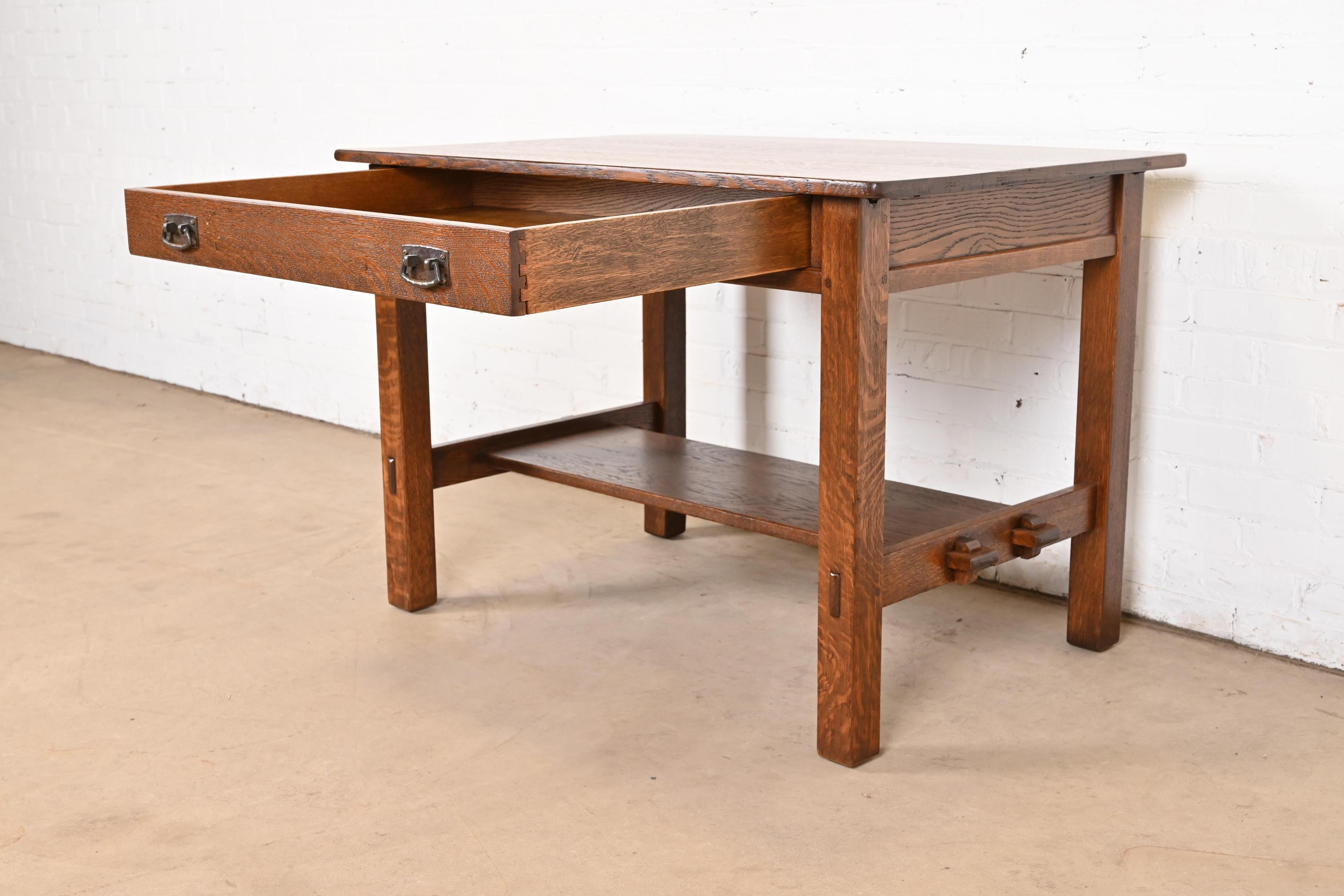 Escritorio antiguo L. & J. G. Stickley Mission Arts & Crafts de roble, repasado en venta 3