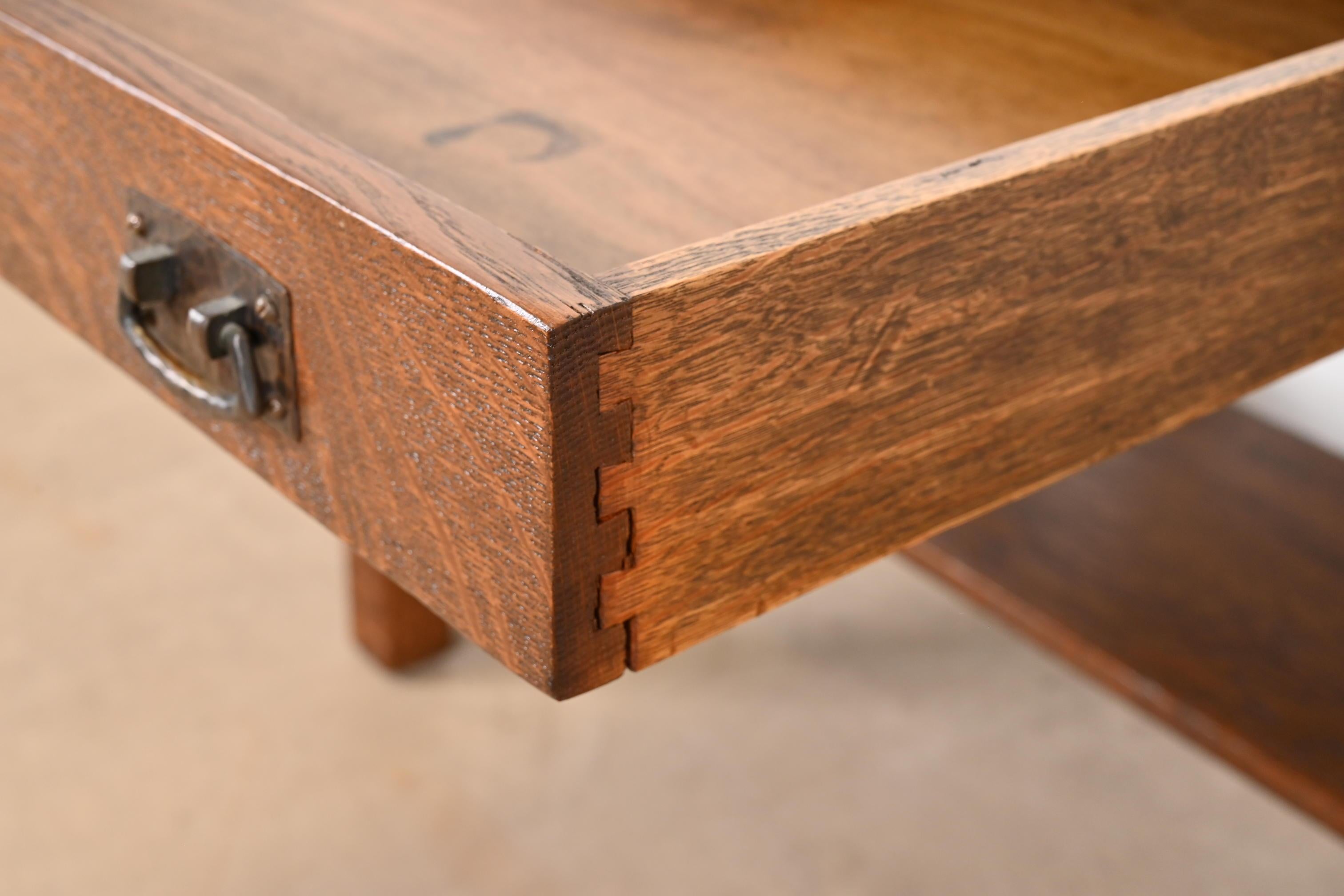 Escritorio antiguo L. & J. G. Stickley Mission Arts & Crafts de roble, repasado en venta 4