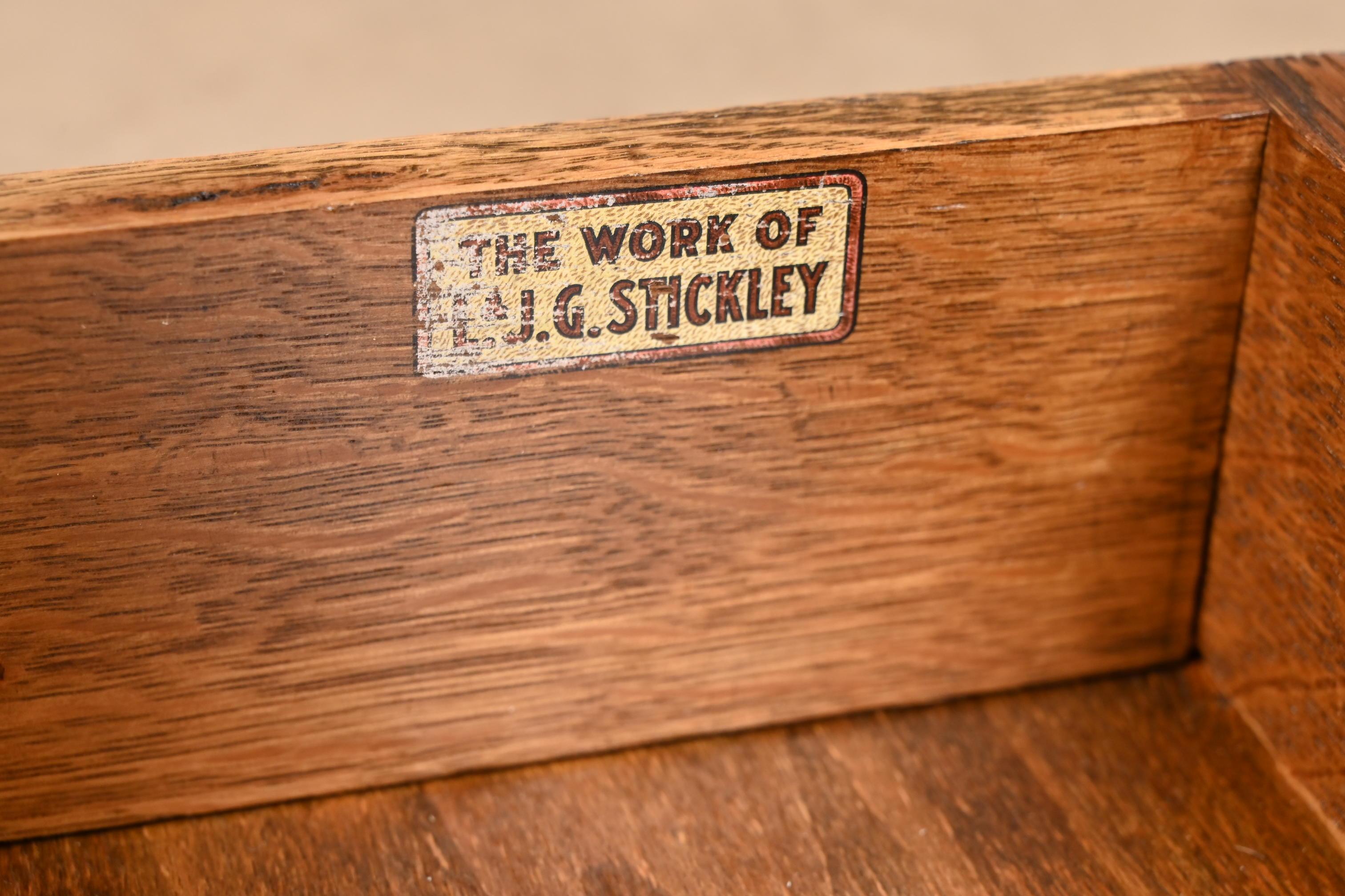 Escritorio antiguo L. & J. G. Stickley Mission Arts & Crafts de roble, repasado en venta 5