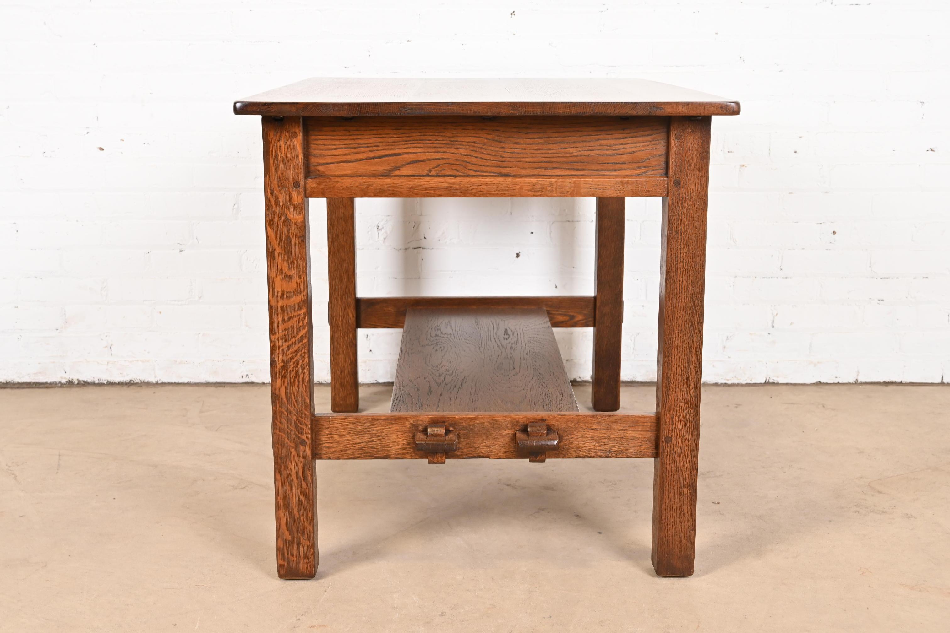 Escritorio antiguo L. & J. G. Stickley Mission Arts & Crafts de roble, repasado en venta 7