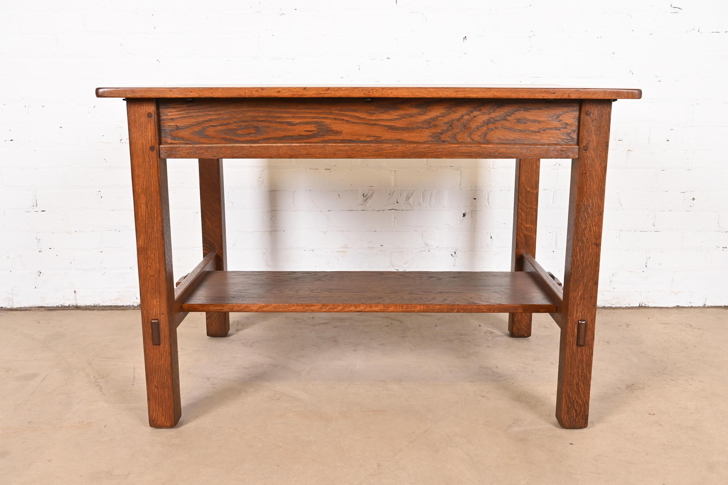 Escritorio antiguo L. & J. G. Stickley Mission Arts & Crafts de roble, repasado en venta 8