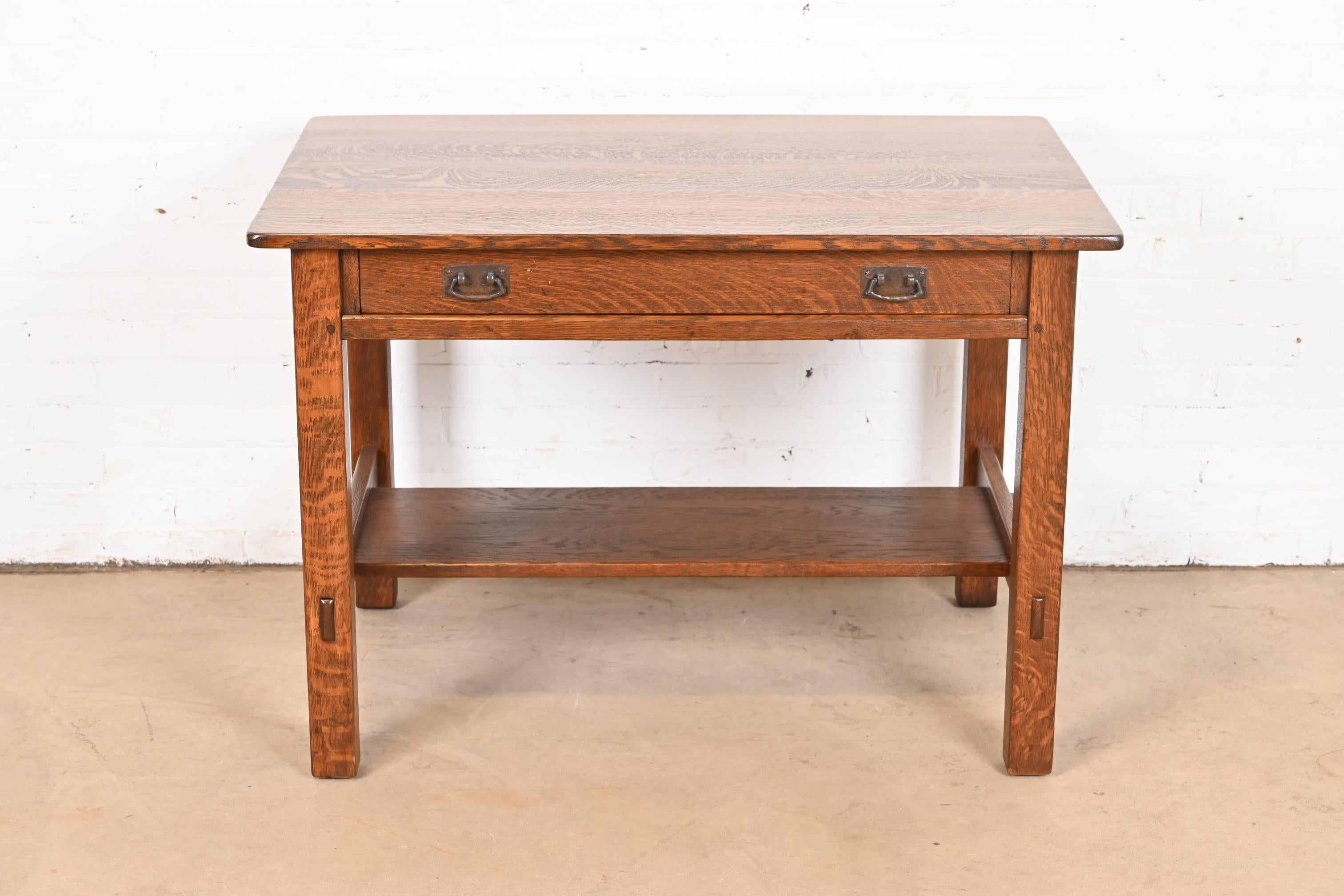 Un excepcional escritorio o mesa de biblioteca antiguos Mission o Arts & Crafts

Por L. y J.G. Stickley

EE.UU., Circa 1900

Roble macizo aserrado en cuarto, con herrajes originales de cobre martillado.

Medidas: 42