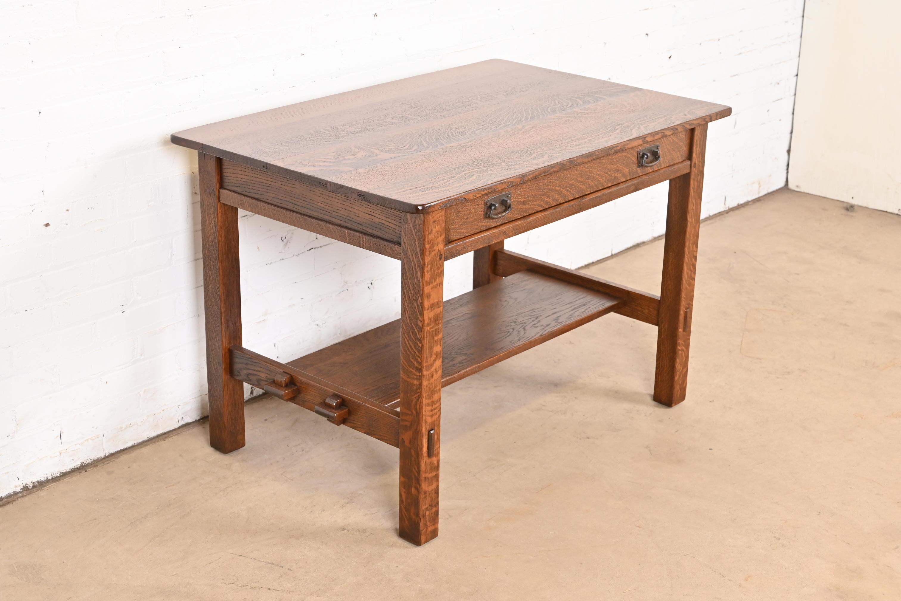 Escritorio antiguo L. & J. G. Stickley Mission Arts & Crafts de roble, repasado principios del siglo XX en venta