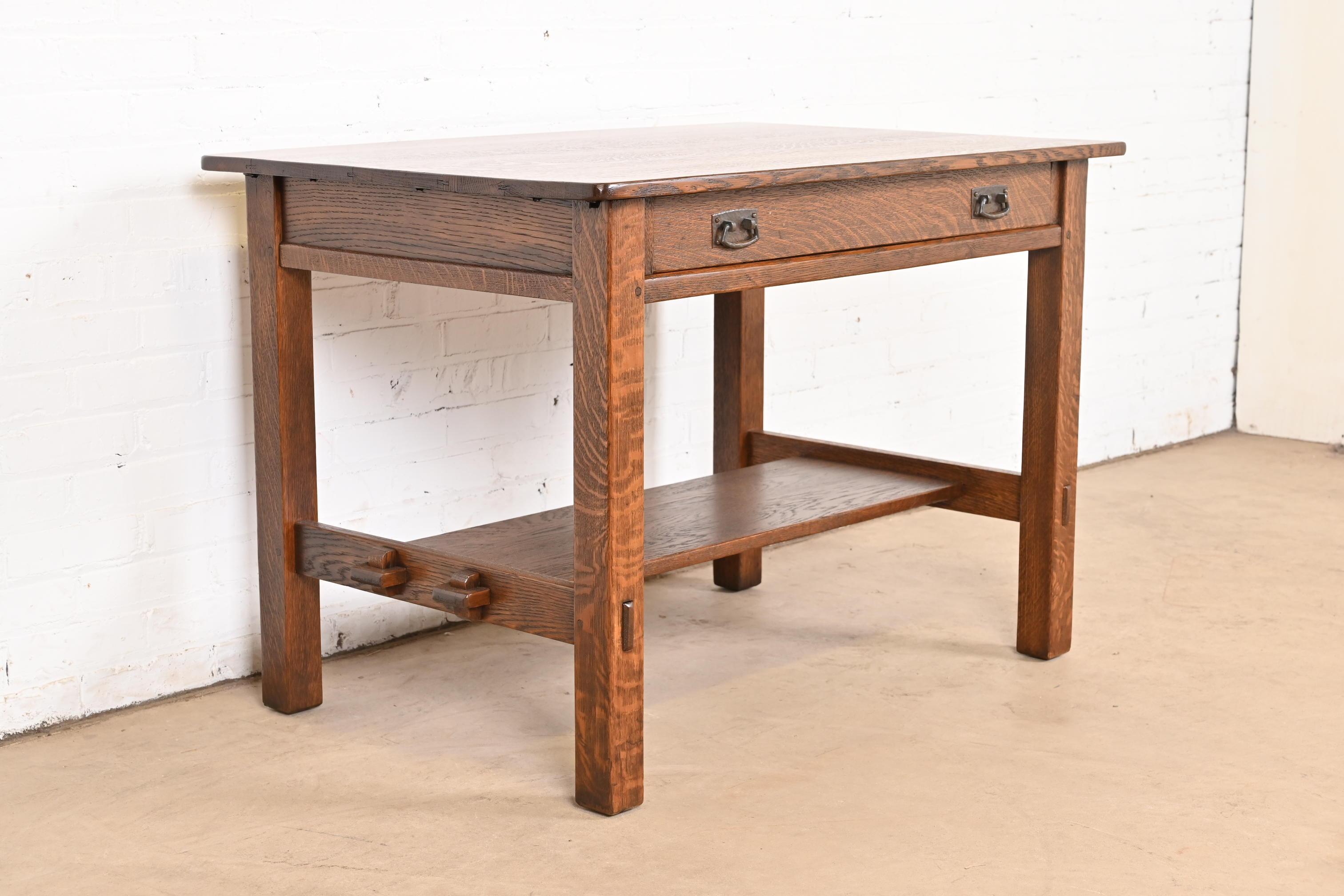 Escritorio antiguo L. & J. G. Stickley Mission Arts & Crafts de roble, repasado Cobre en venta