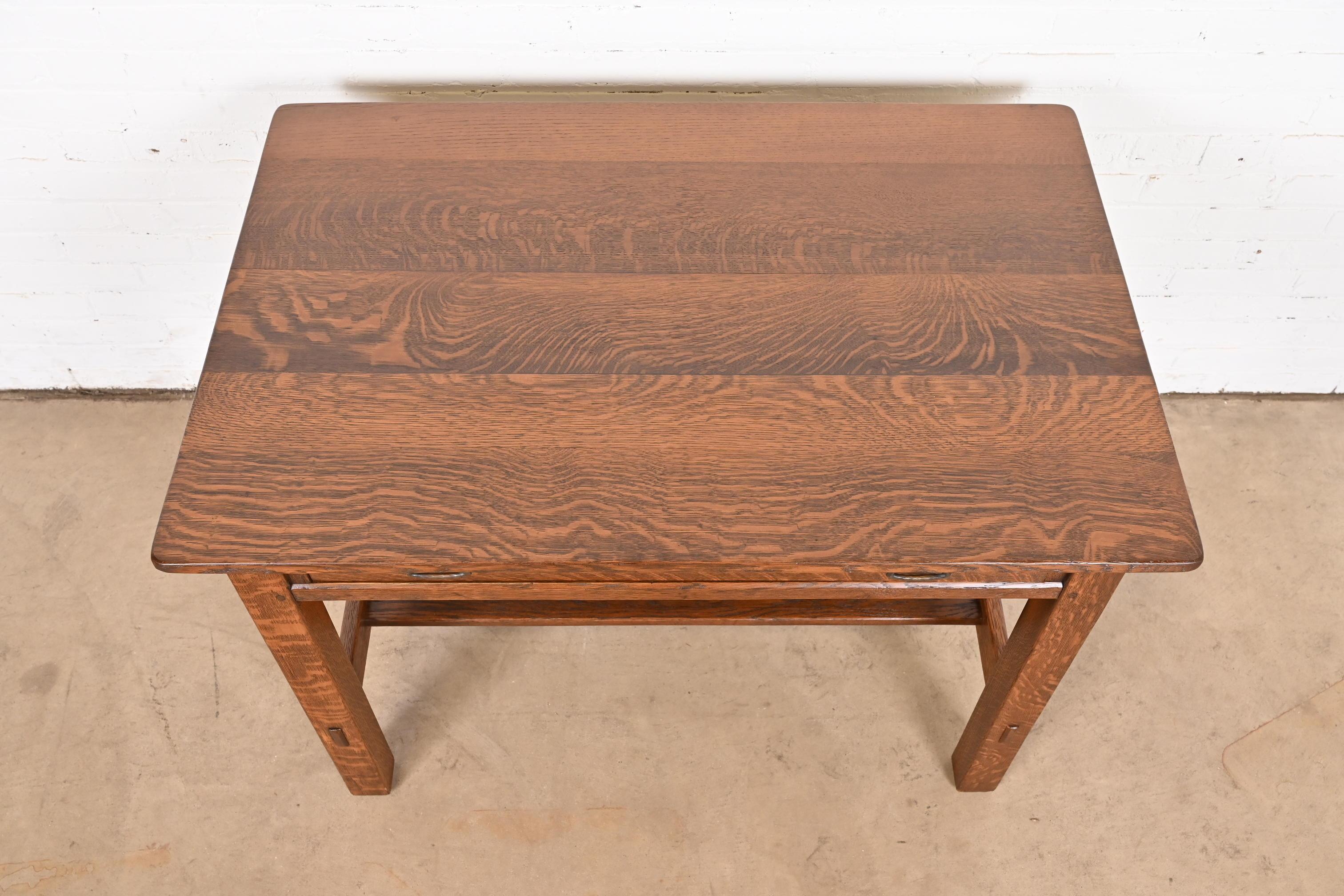 Escritorio antiguo L. & J. G. Stickley Mission Arts & Crafts de roble, repasado en venta 1
