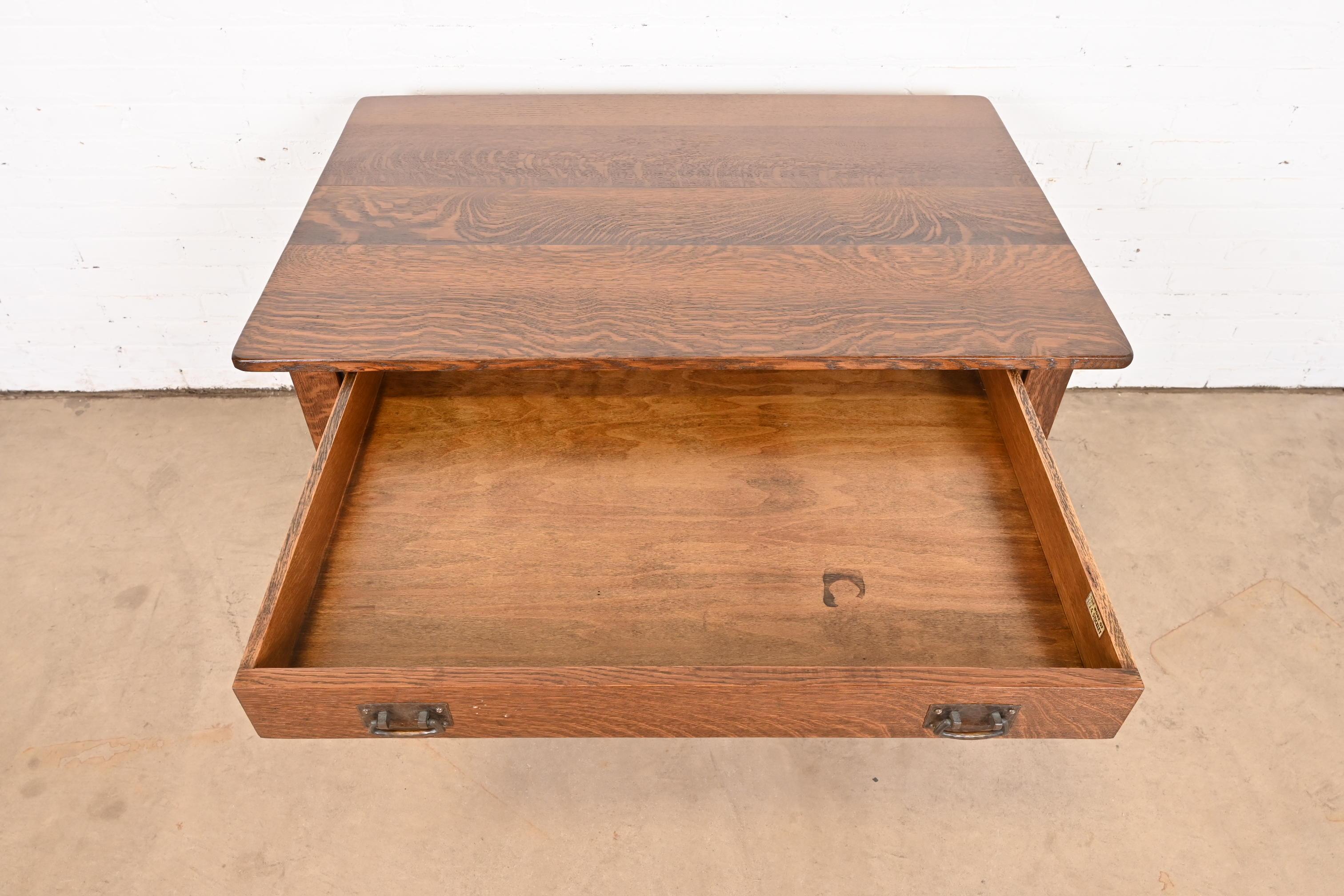Escritorio antiguo L. & J. G. Stickley Mission Arts & Crafts de roble, repasado en venta 2