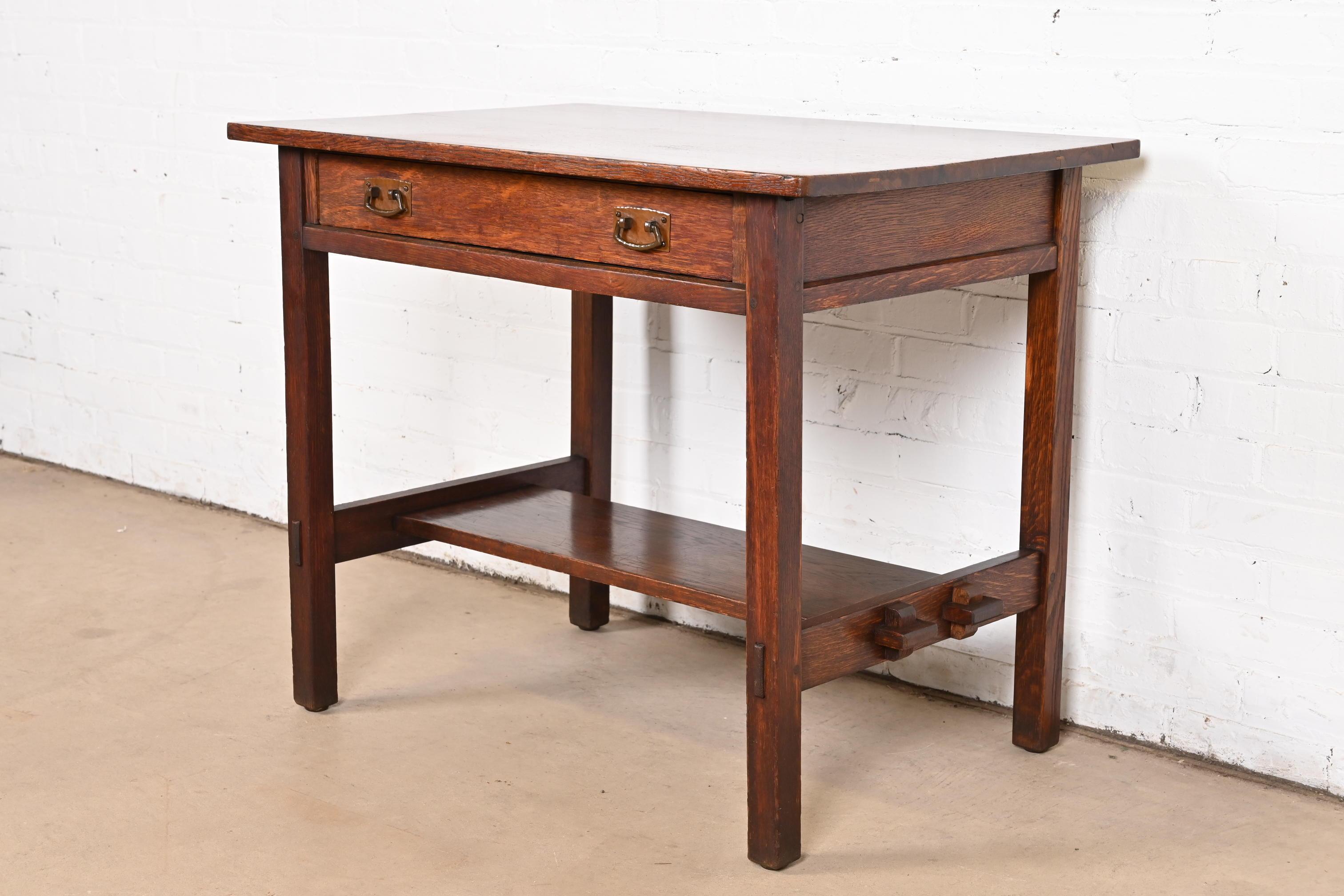 Un'eccezionale scrivania o un tavolo da biblioteca d'epoca Mission o Arts & Crafts

Da L. & G. J. Stickley

USA, circa 1900

Rovere massiccio segato a un quarto, con ferramenta originale in rame martellato.

Misure: 36