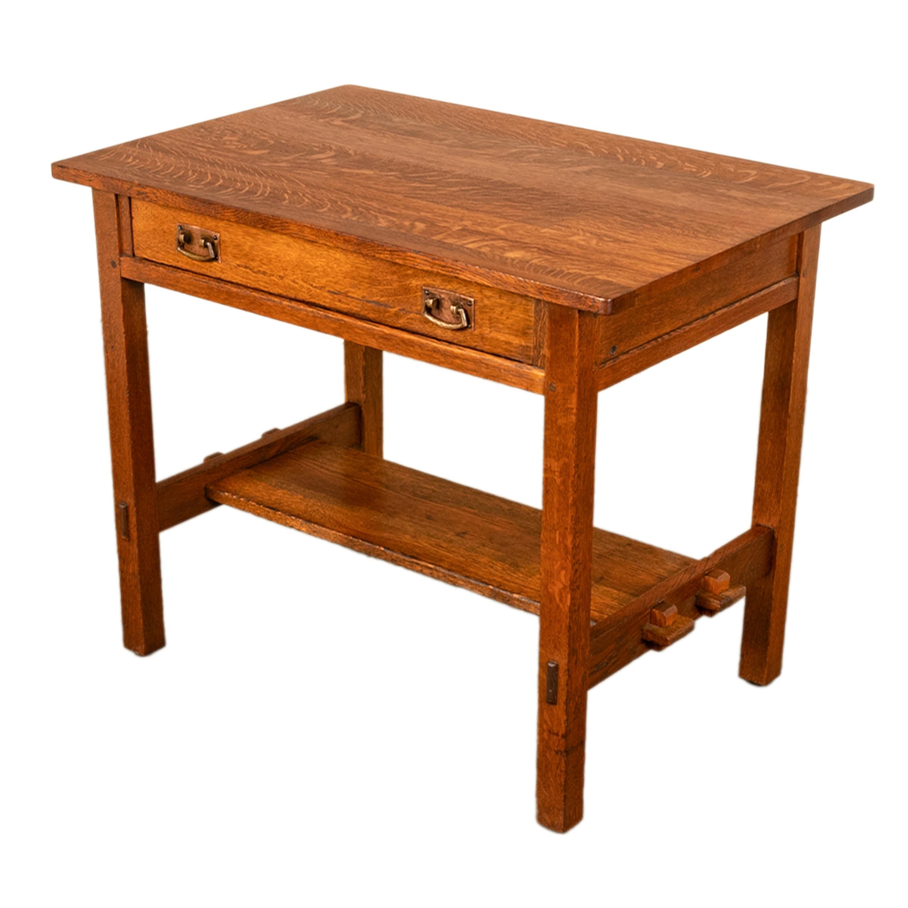 Ancienne table de bibliothèque ou bureau en chêne de style Mission américaine et chaise assortie, L.L.A. Stickley, vers 1902.
La table et la chaise sont en chêne massif scié sur quartier. La table est dotée d'un plateau en saillie et d'un seul