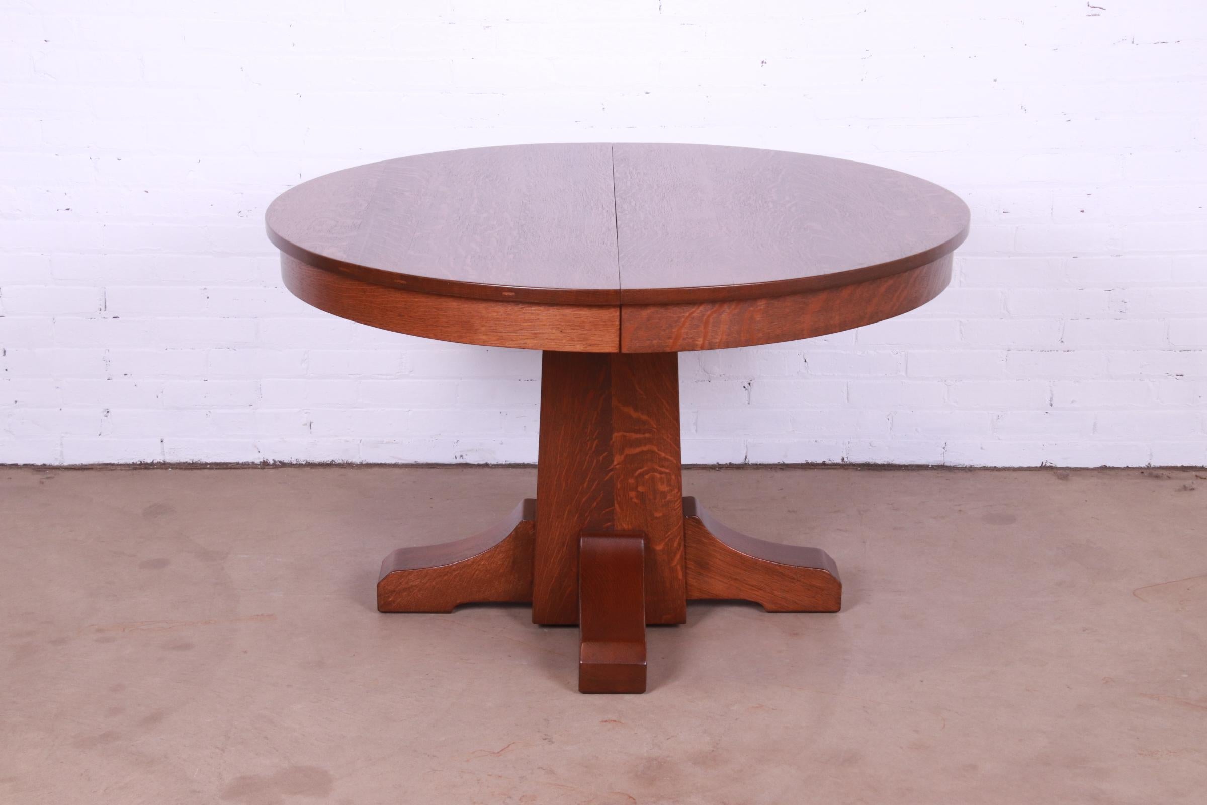 Rare et exceptionnelle table de salle à manger à pied en chêne Mission Arts & Crafts

Par L. & J.G. Stickley

USA, Circa 1900

Dimensions : 48 