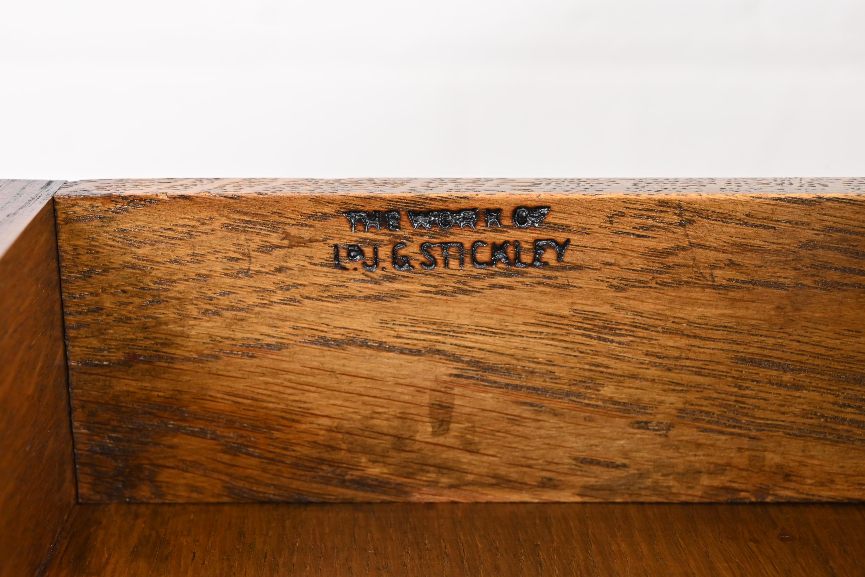 Antike L. & J.G. Stickley Mission Arts & Crafts-Schreibtisch aus Eiche, neu restauriert im Angebot 3