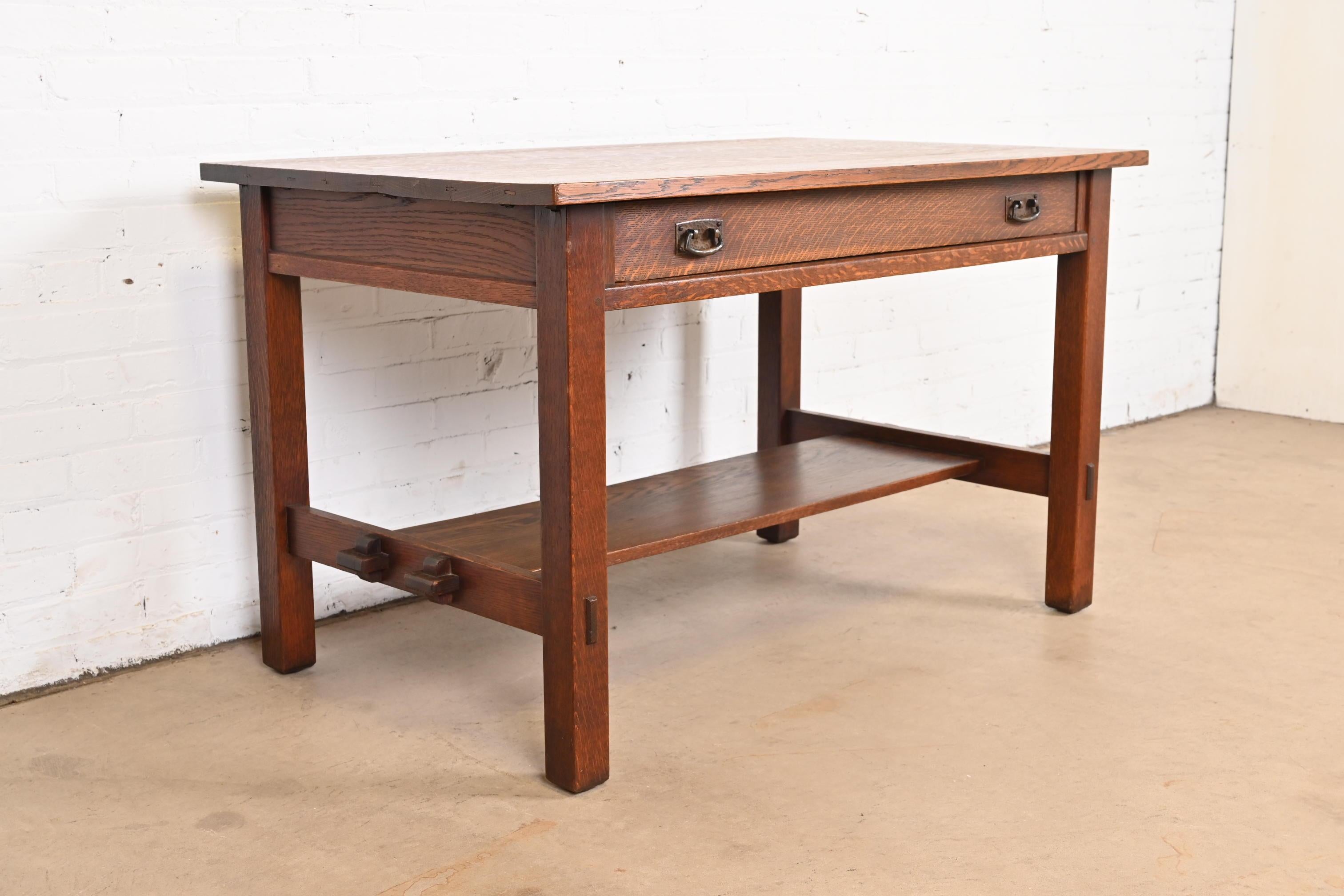 An exceptional antique Mission or Arts & Crafts writing desk or library table

By L. & J.G. Stickley

USA, Circa 1900

Gorgeous quarter sawn oak, with original hammered copper hardware.

Measures: 48