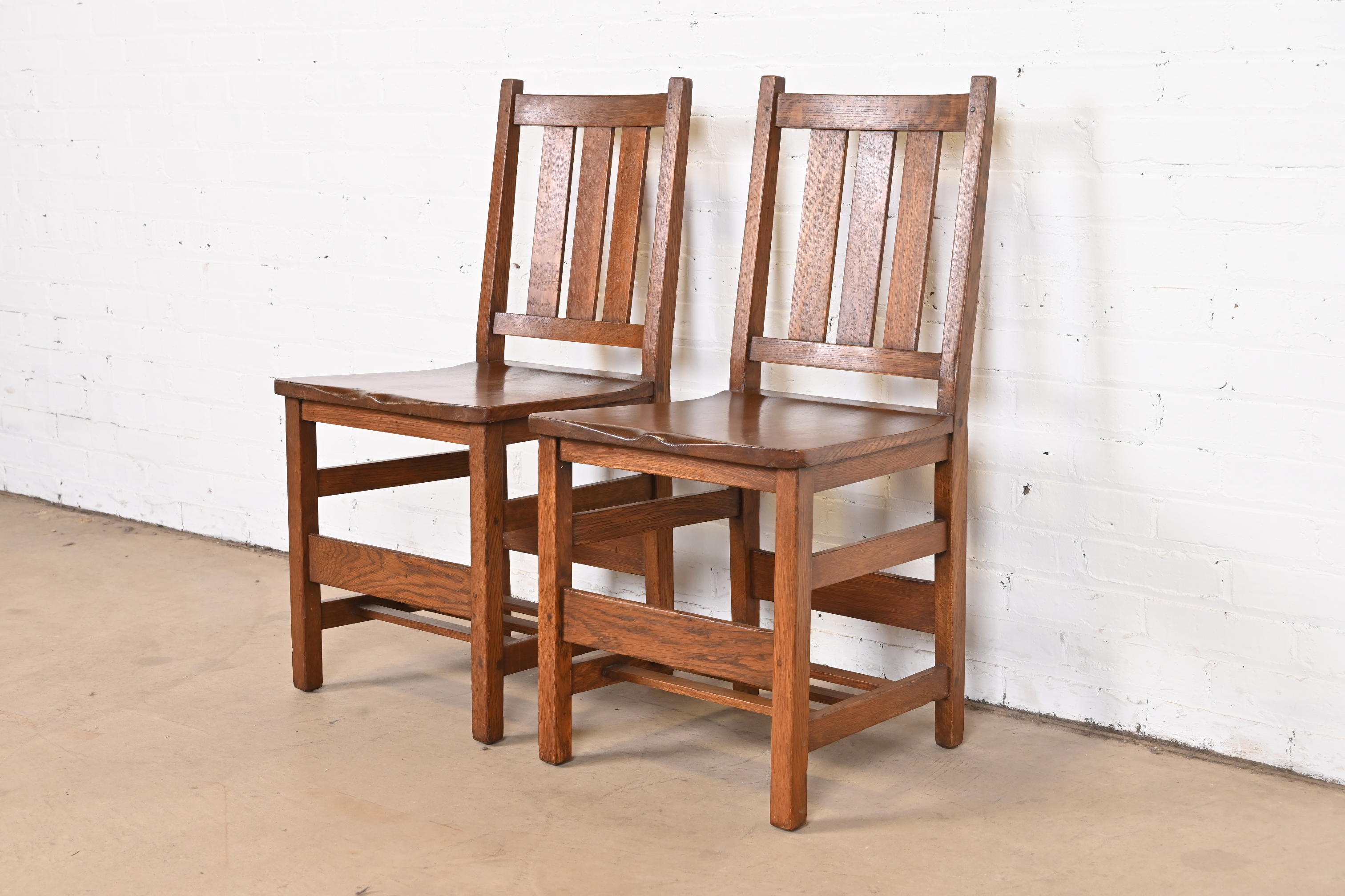 A beautiful pair of solid quarter sawn oak Mission or Arts & Crafts side chairs or dining chairs

By L. & J.G. Stickley

USA, Circa 1900

Measures: 17.63