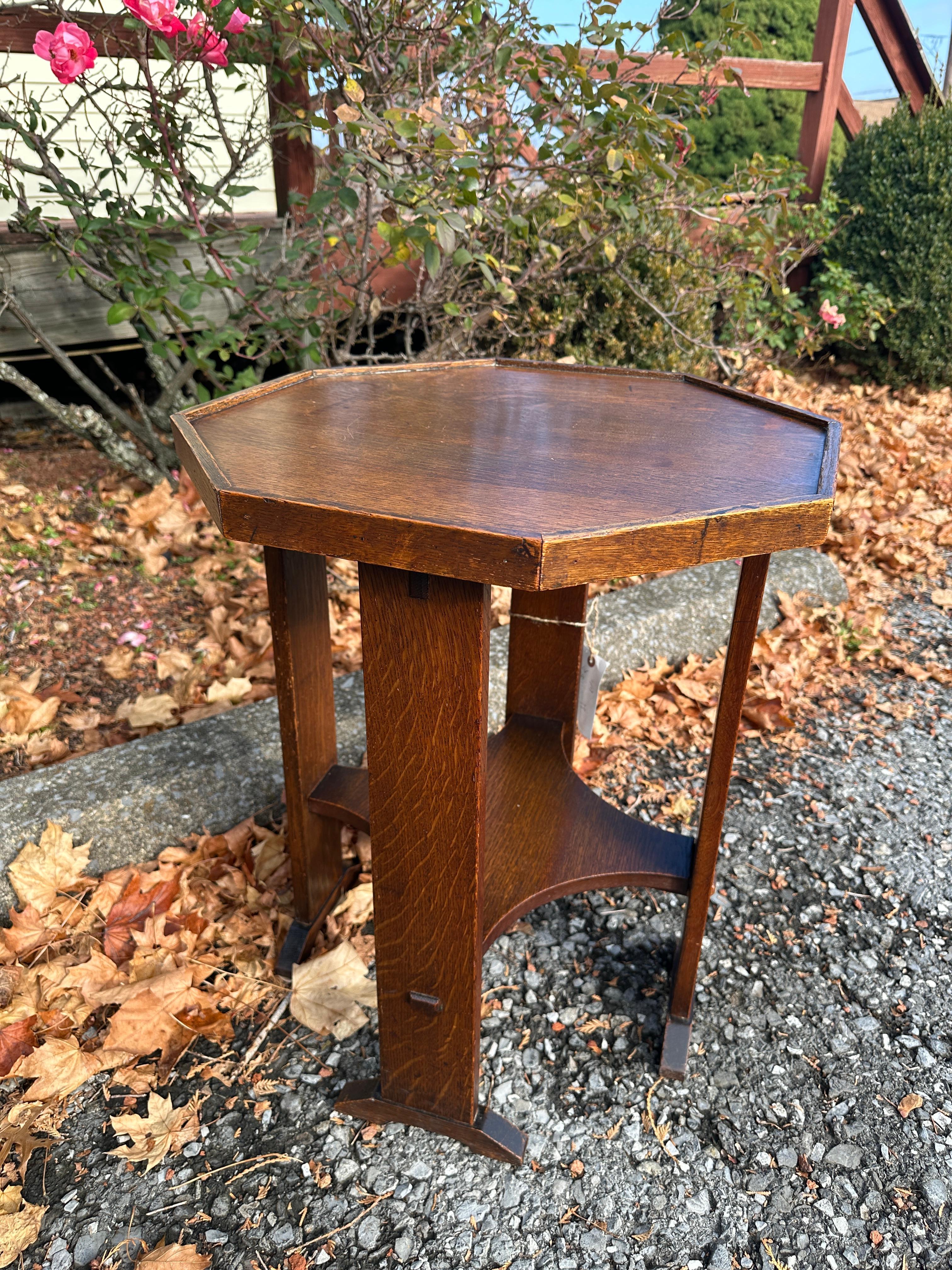 Il s'agit d'un stand antique rare avec un plateau à huit (8) côtés.  Fabriqué en thru-tenon.  La table a  une étagère inférieure de 8 pouces.  Pas de réparation ni de remplacement de pièces.

Modèle jJG Stickley  #515
Avec de véritables 