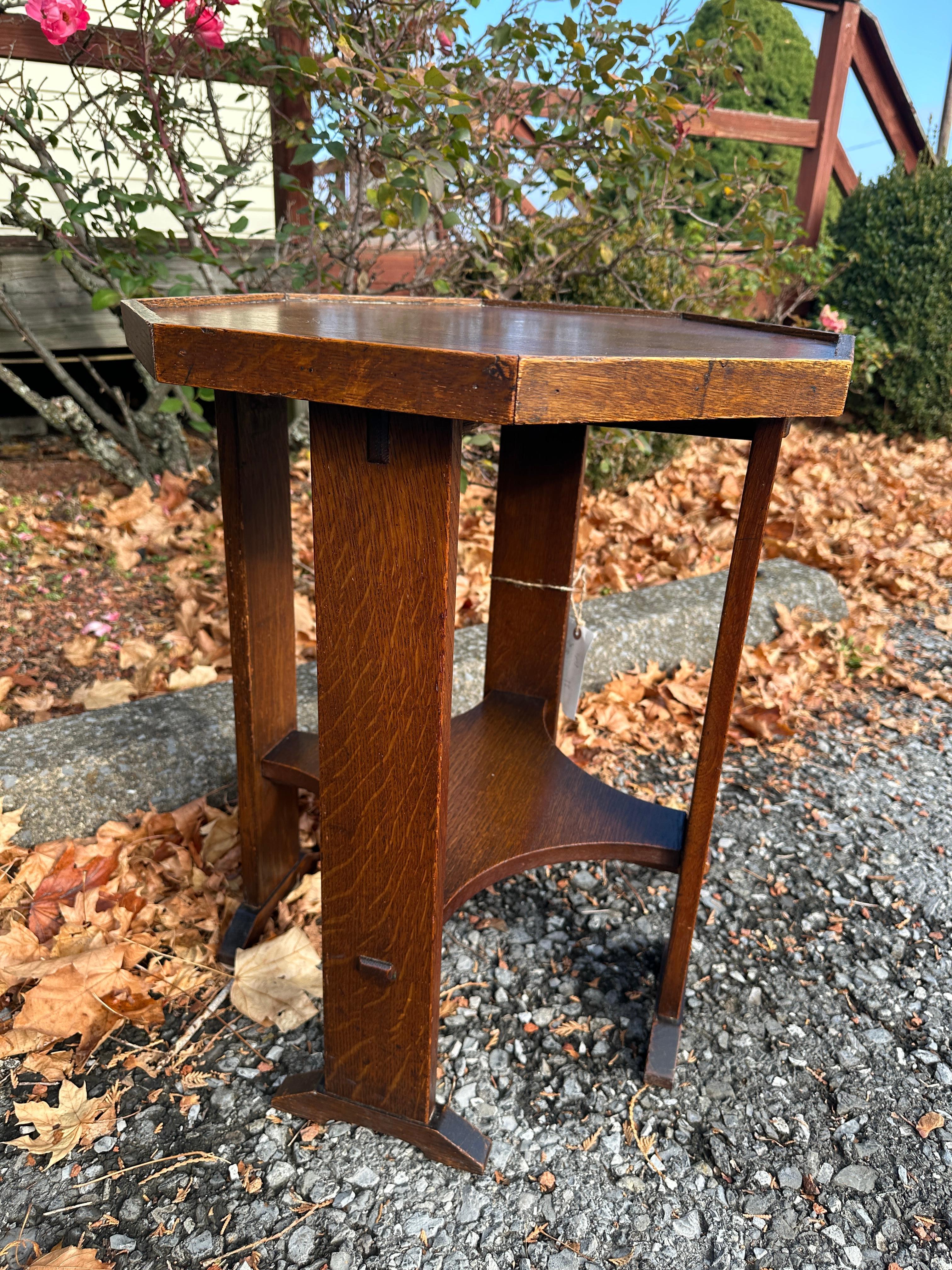 Arts and Crafts Antiquities- L & JG Stickley-Small Table - avec pieds à chaussures modèle 515 circa 1910 W8123 en vente