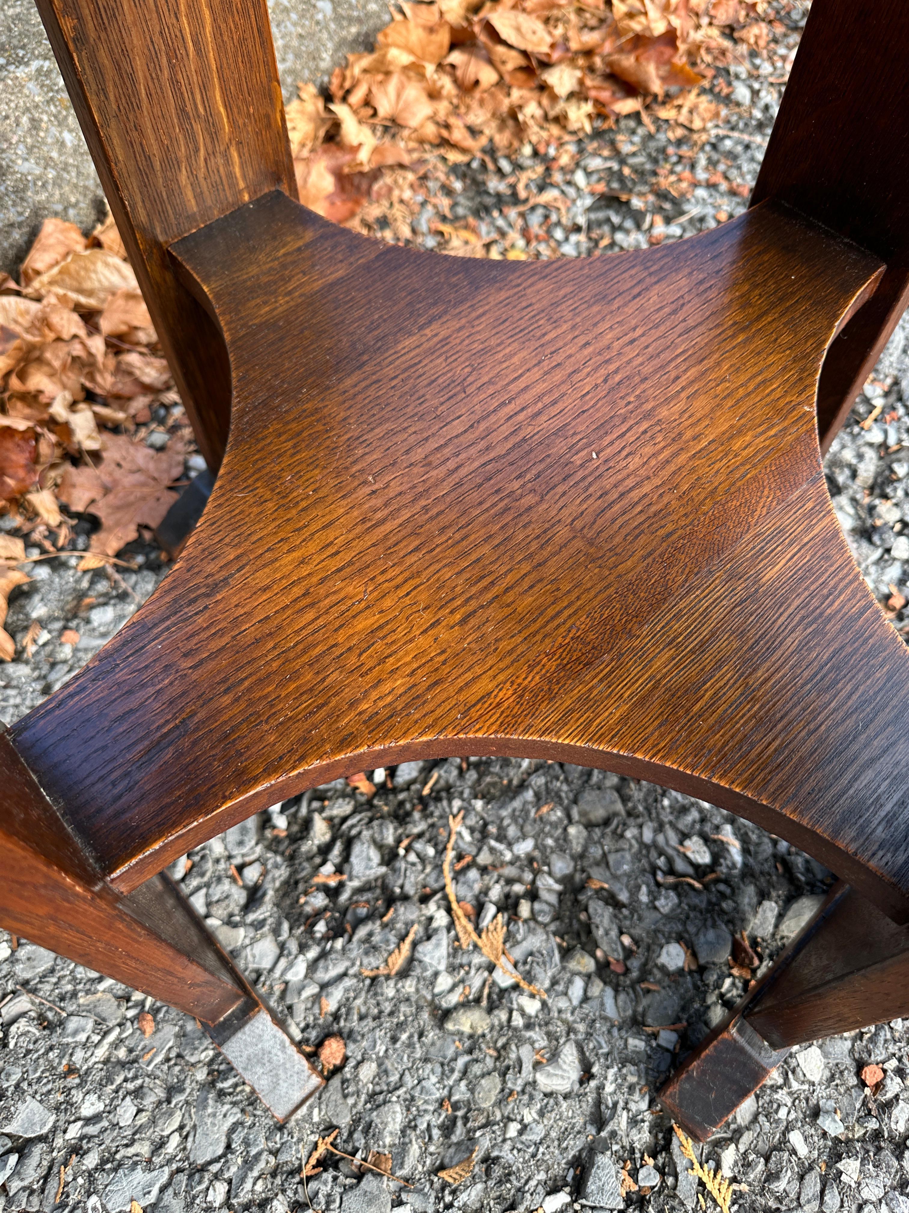 Antiquities- L & JG Stickley-Small Table - avec pieds à chaussures modèle 515 circa 1910 W8123 en vente 1