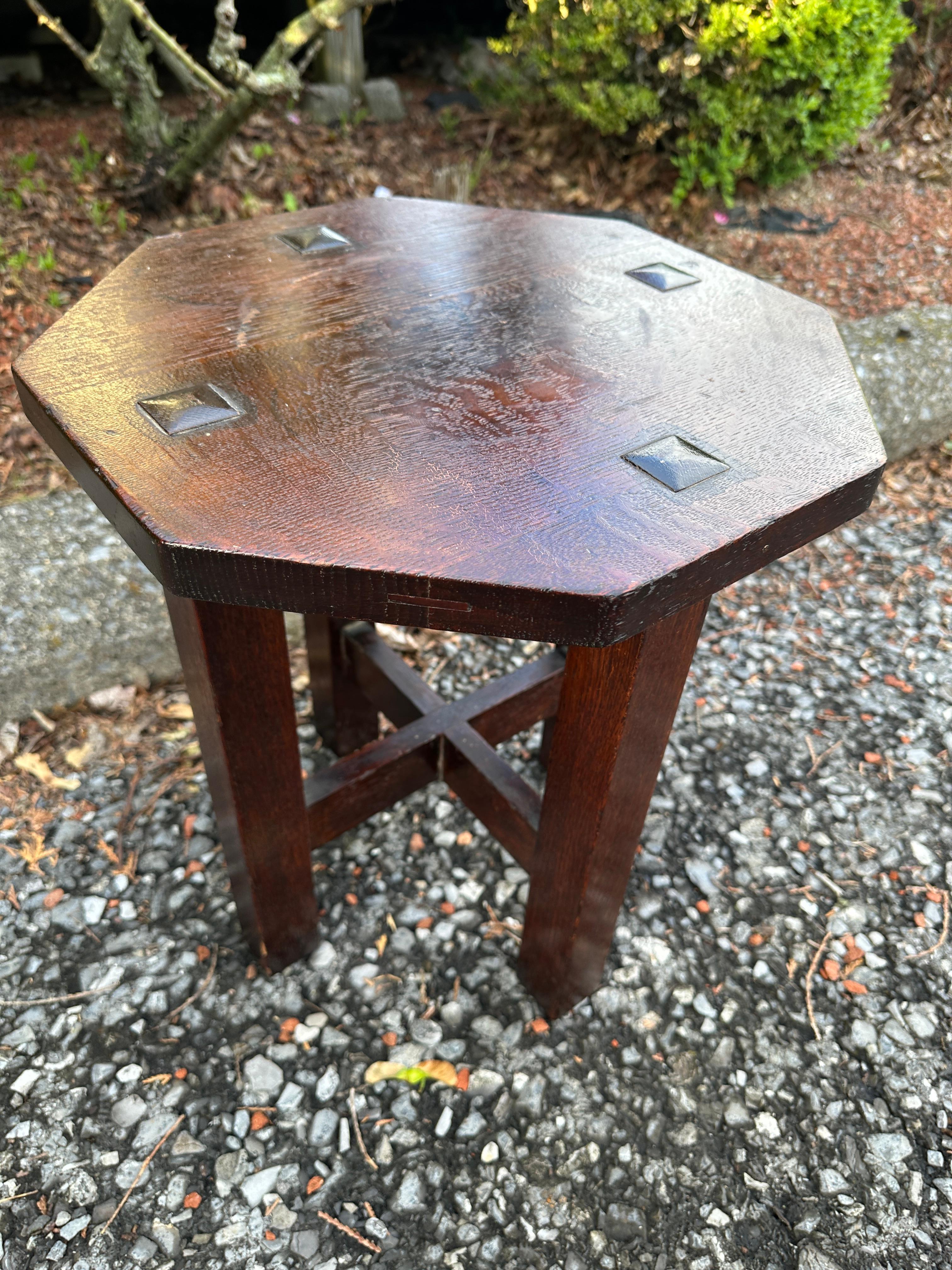 Antiker L & JG Stickley Kleiner Tisch um 1910 - W8395

Dies ist ein begehrtes kleines Tablar aus den frühen 1900er Jahren (1910?) mit echter Zapfenkonstruktion auf der Oberseite.  Der Tisch sieht aus, als ob er in der Vergangenheit neu lackiert