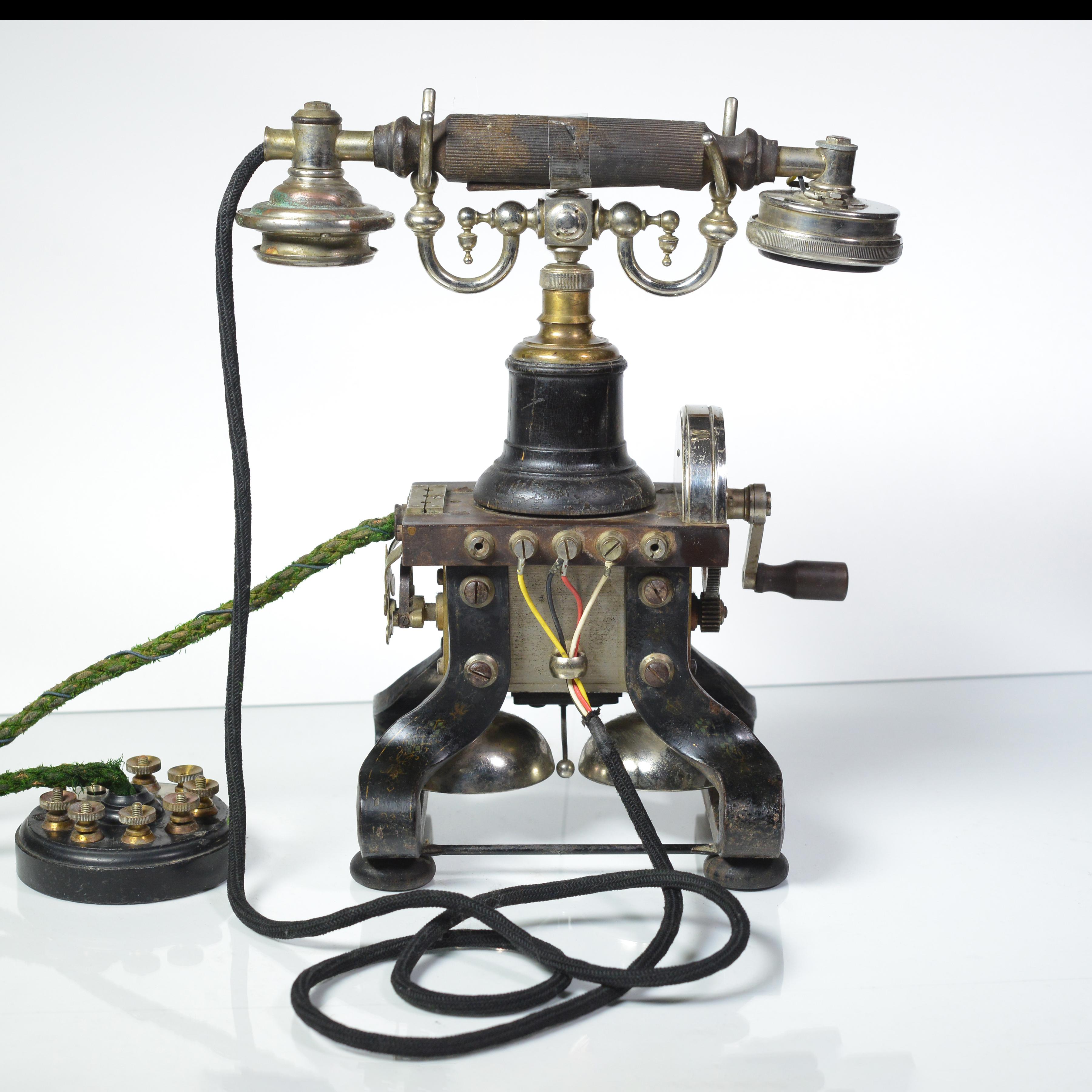 Telefono da tavolo modello AC 110 (vecchio catalogo n. 375) prodotto da L.M. Ericsson, Stoccolma, nel periodo 1895-1910. Un modello leggendario che gode di particolare attenzione da parte dei collezionisti.
Dimensioni app: 30 cm di altezza, 27 cm di