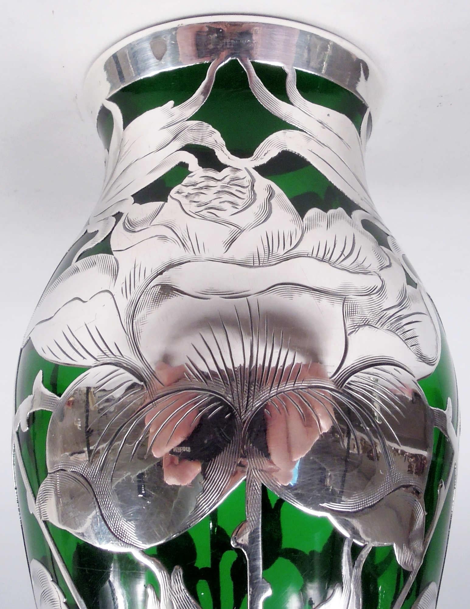 Antique La Pierre American Art Nouveau Green Silver Overlay Vase In condizioni buone in vendita a New York, NY