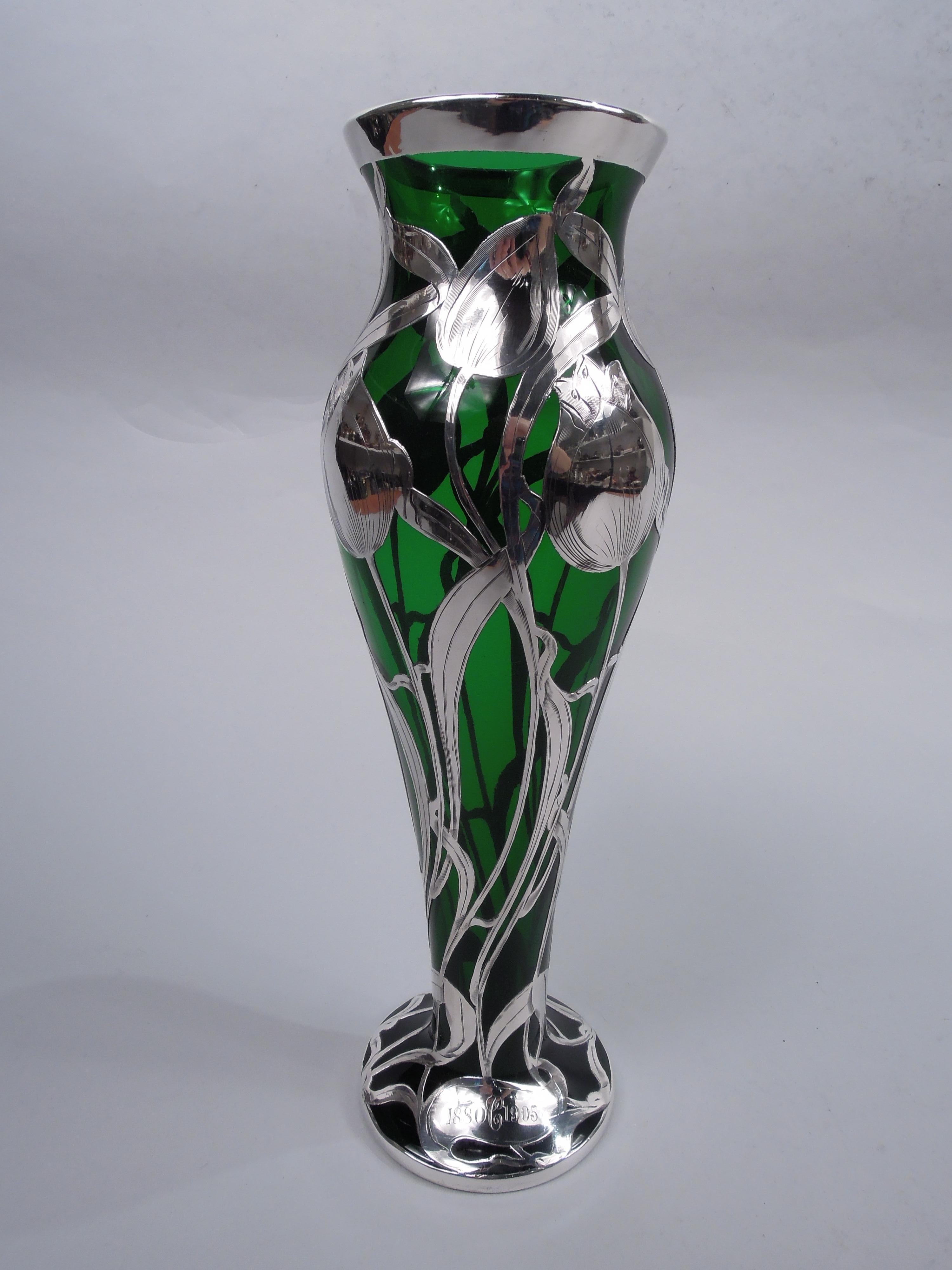 Antike Jugendstil-Vase mit grünem Tulpen-Silber-Overlay von La Pierre (amerikanisch) im Angebot