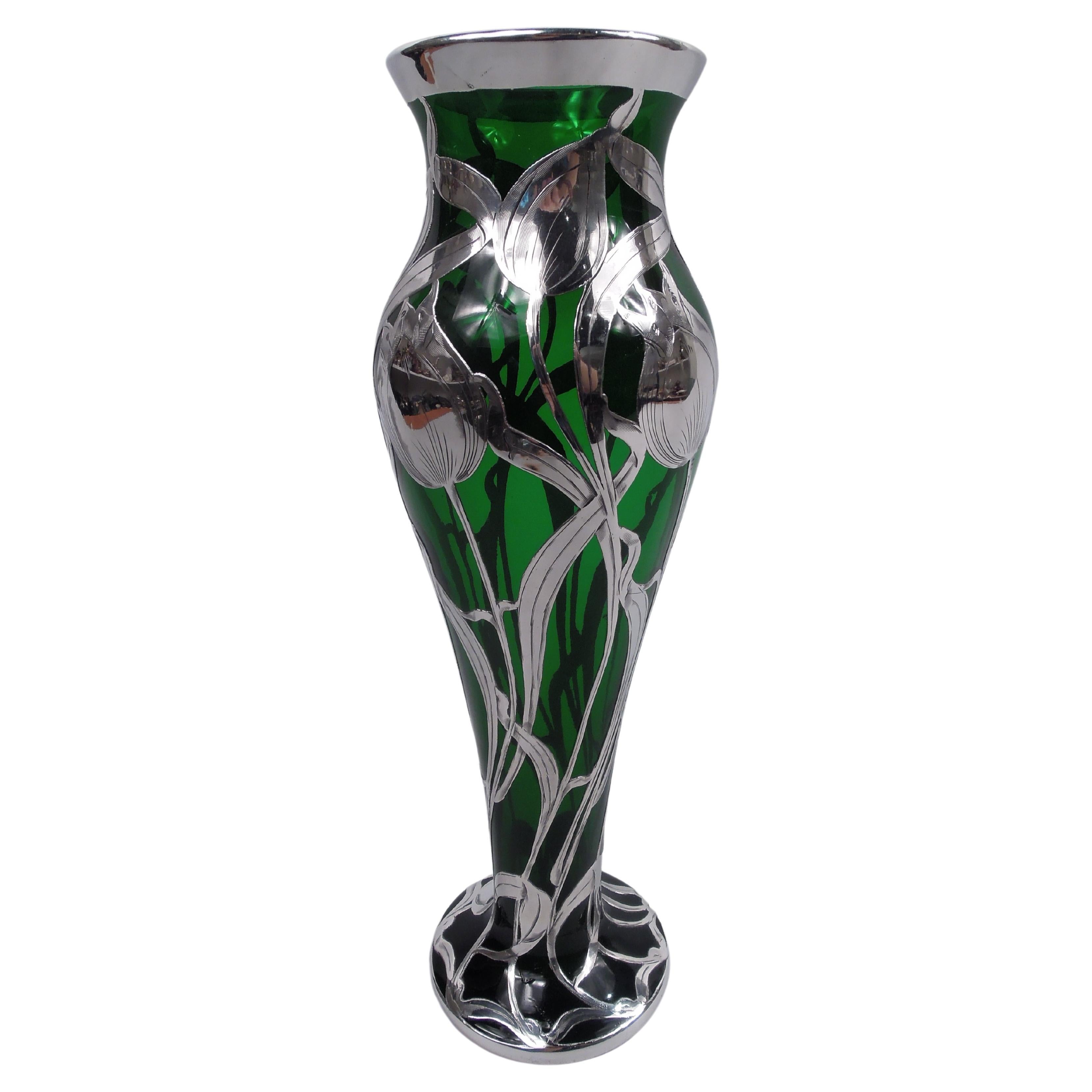 Antike Jugendstil-Vase mit grünem Tulpen-Silber-Overlay von La Pierre im Angebot