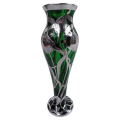 Antike Jugendstil-Vase mit grünem Tulpen-Silber-Overlay von La Pierre