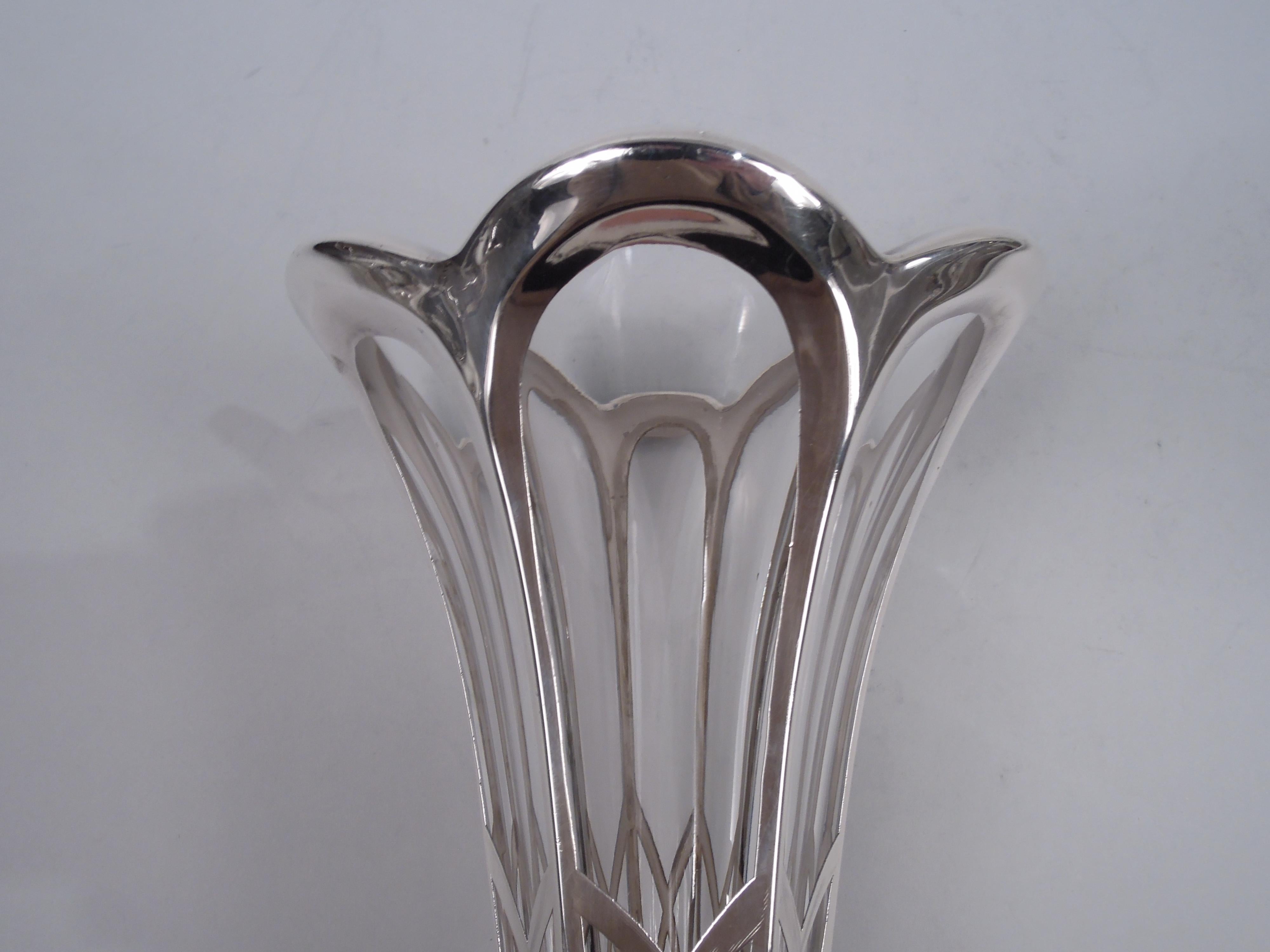 Américain Antiquité La Pierre Edwardian Classic Silver Overlay Vase en vente
