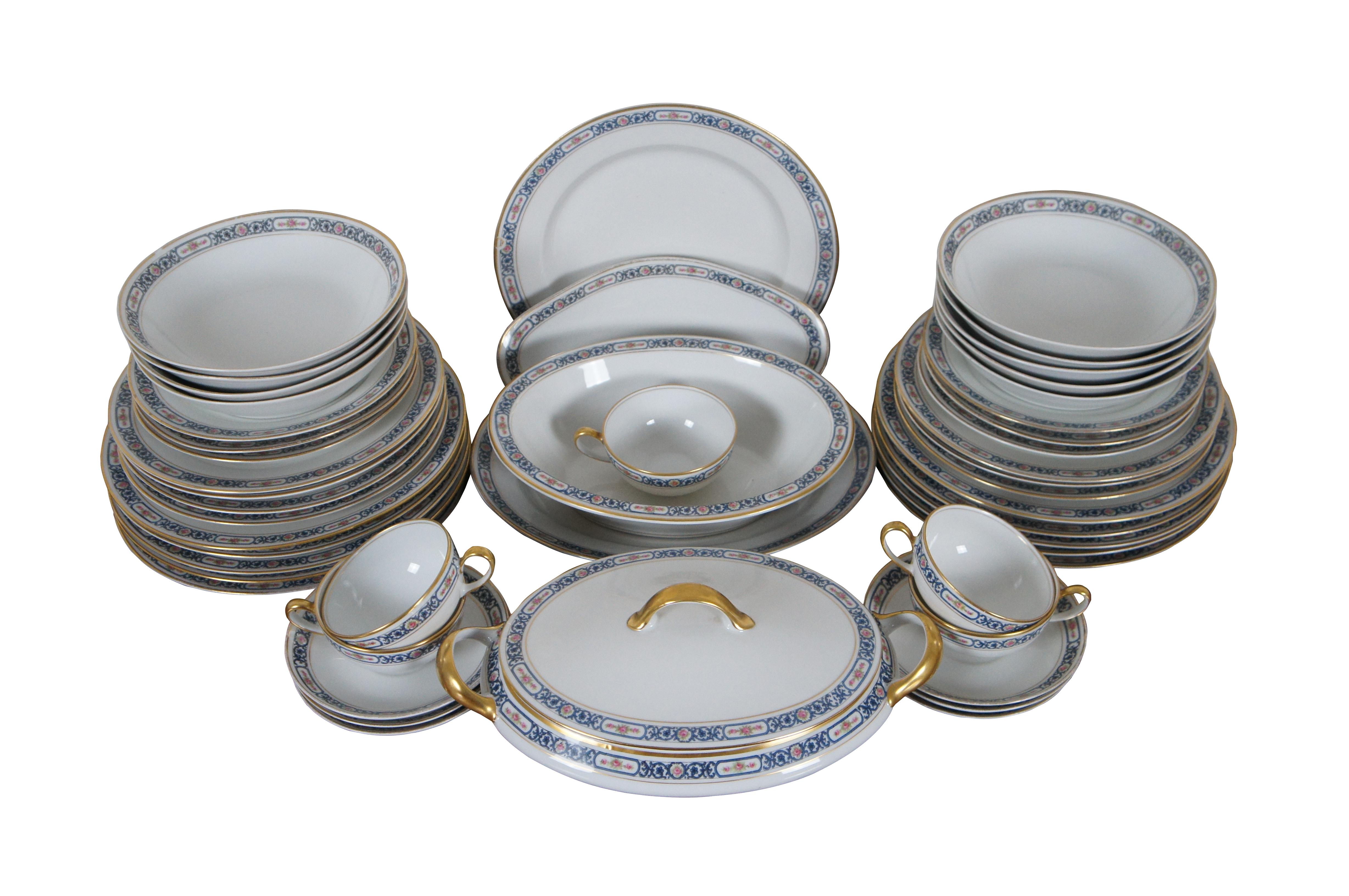 Exquisite antike 48 Stück Französisch La Porcelain Limousine Limoges Porzellan Geschirr. Mit einem Band aus geflochtenen blauen Ranken, die rosa Rosen einrahmen, und einer vergoldeten Verzierung.

La Porcelaine Limousin