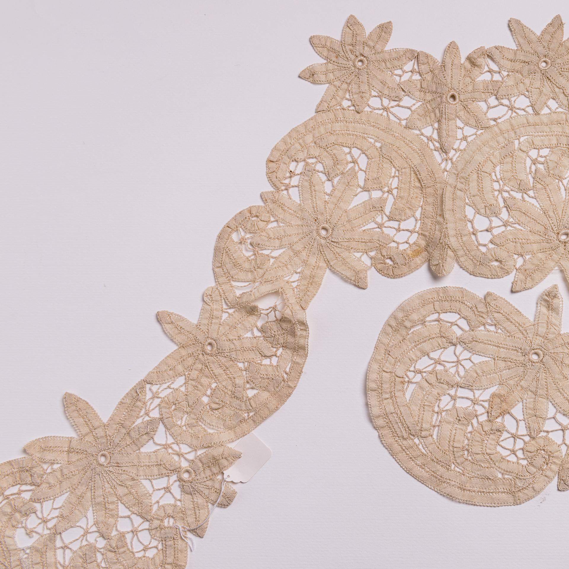 Hand-Woven Antique Lace Collar For Sale