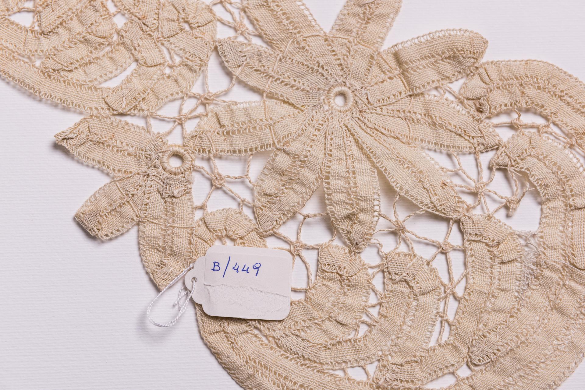 Antique Lace Collar In Excellent Condition For Sale In Alessandria, Piemonte