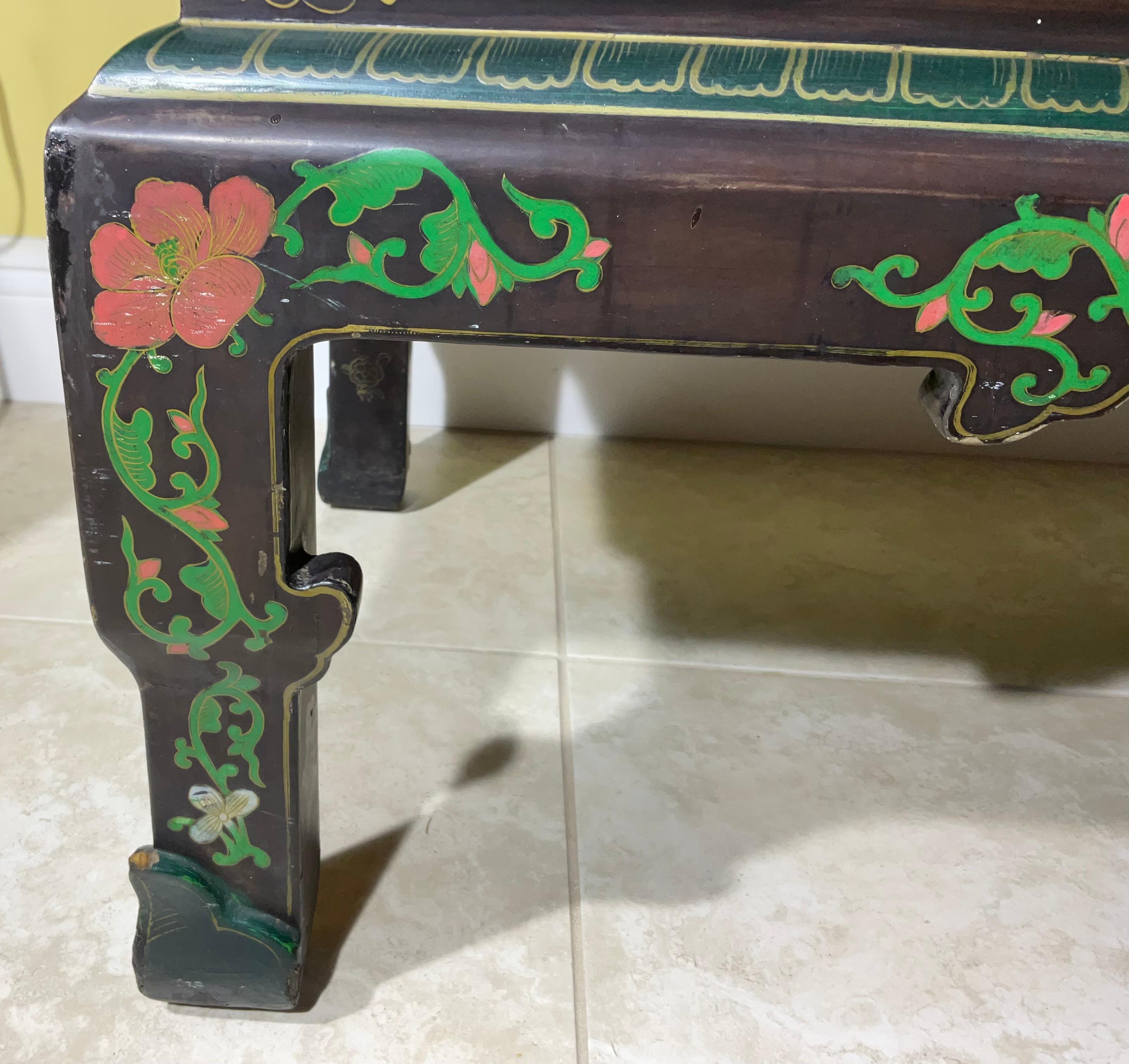 Antique lacquer Chinese Coffee Table With Three Colorful Cloisonné Medallion For Sale 4