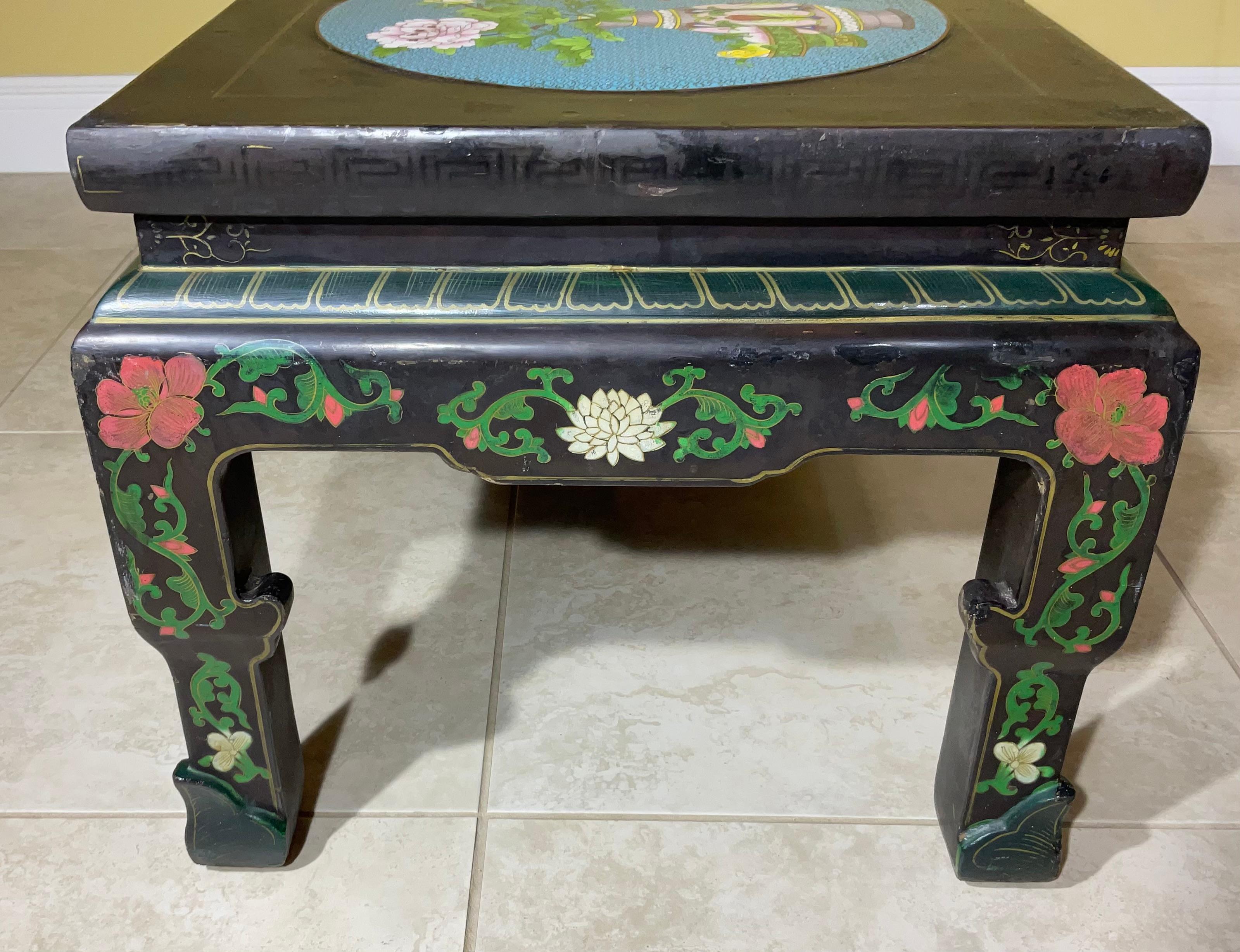Antique lacquer Chinese Coffee Table With Three Colorful Cloisonné Medallion For Sale 5