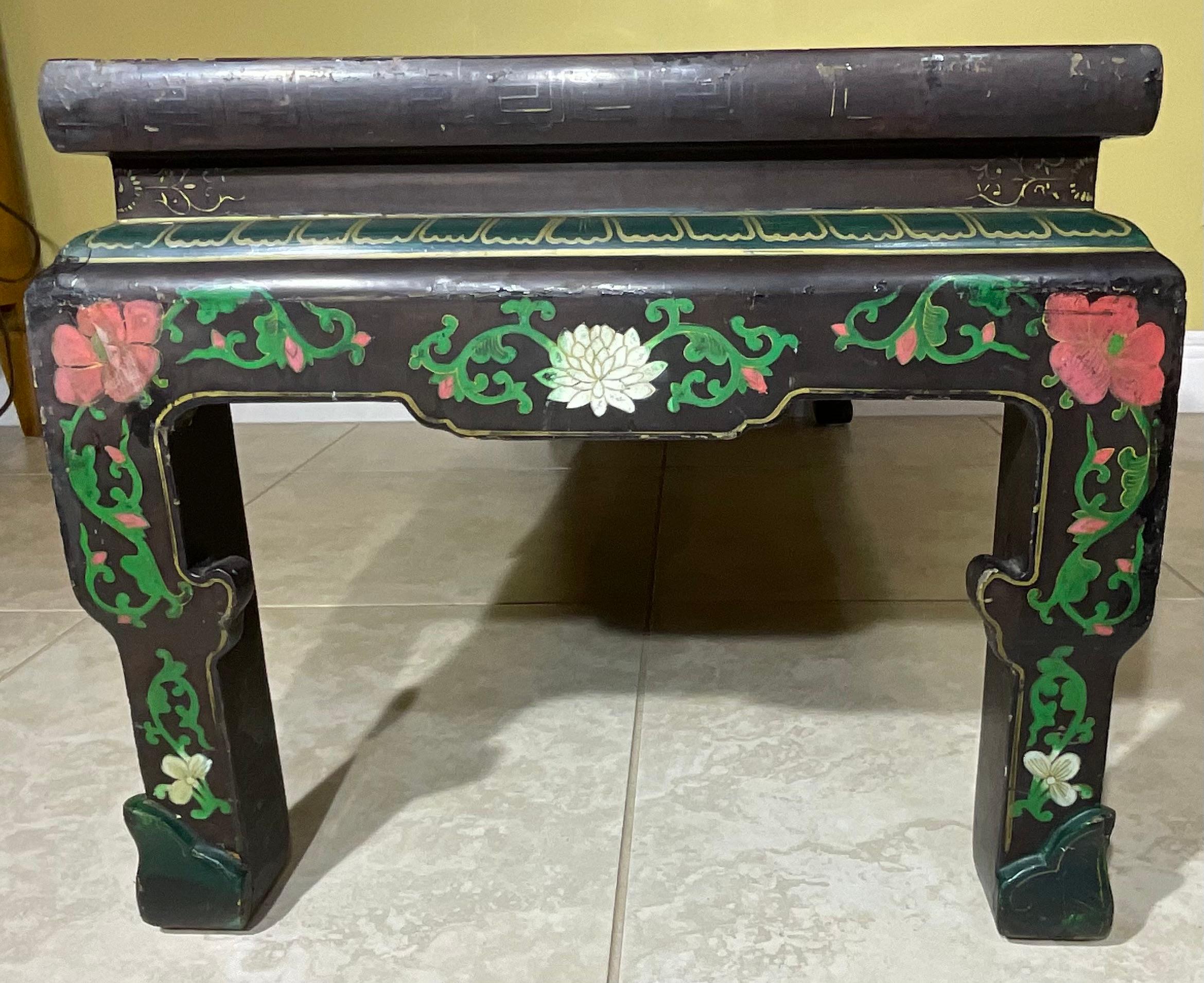 Antique lacquer Chinese Coffee Table With Three Colorful Cloisonné Medallion For Sale 10